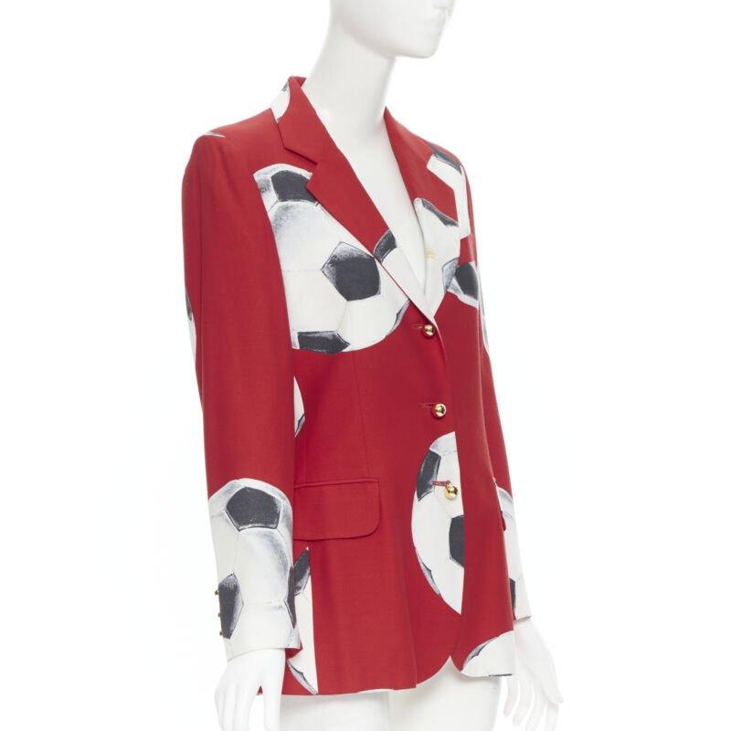 MOSCHINO Cheap Chic red football soccer print gold button blazer jacket IT40
Reference: TGAS/B00677
Brand: Moschino
Model: Soccer print blazer
Material: Rayon
Color: Red
Pattern: Abstract
Closure: Button
Extra Details: Spread collar. Gold-tone ball