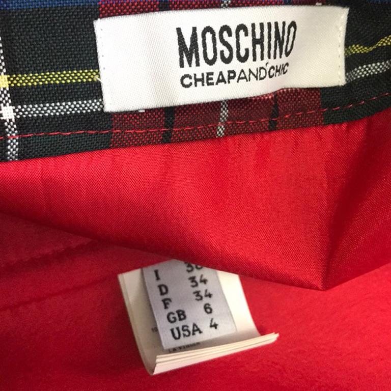 Moschino cheap chic red plaid wool strapless dress

Unique strapless plaid wool dress with leather buckles and a side zipper by Moschino Cheap and Chic ! Perfect for fall ! Wear with knee high boots and tights and a bolero jacket for a great look.