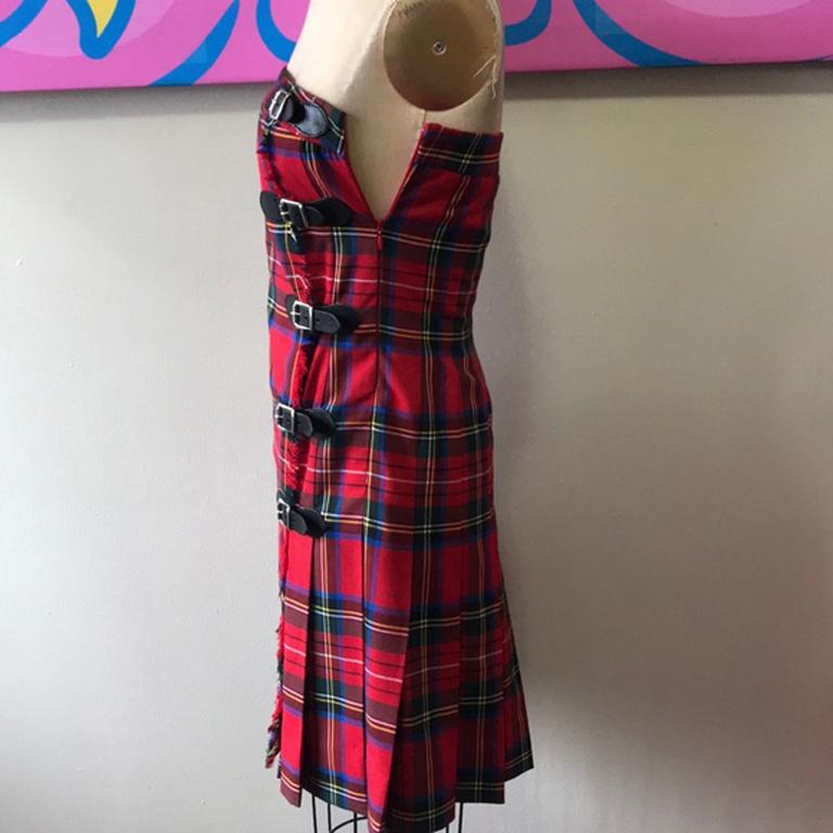 Moschino Cheap Chic Vestido sin tirantes de lana a cuadros rojos en Excelente estado para la venta en Los Angeles, CA