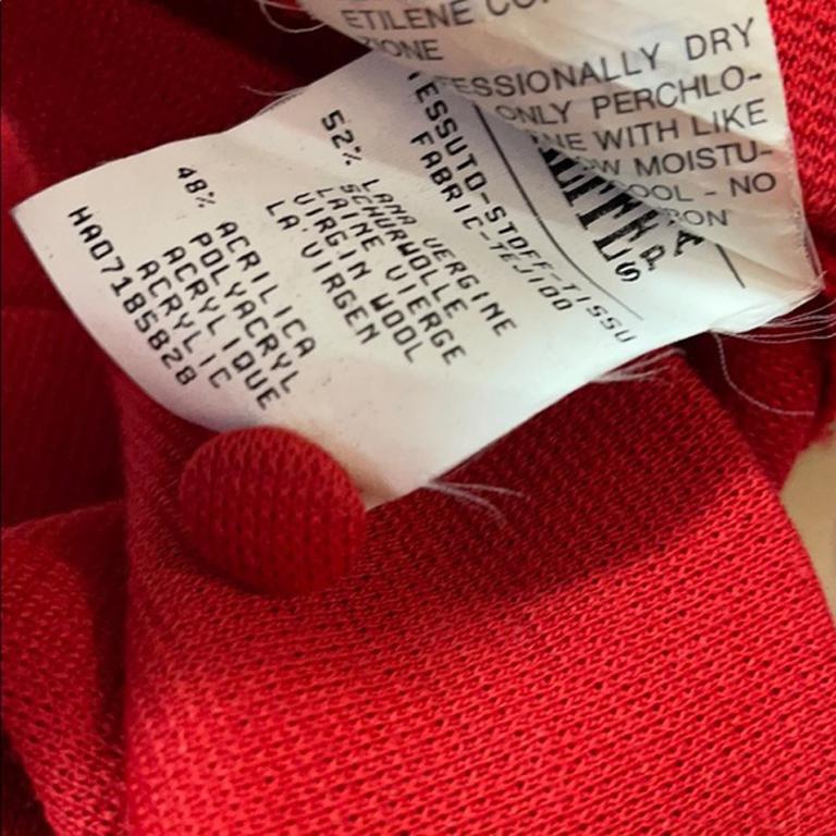 Moschino Cheap Chic Top rojo de lana con signo de exclamación en venta 8