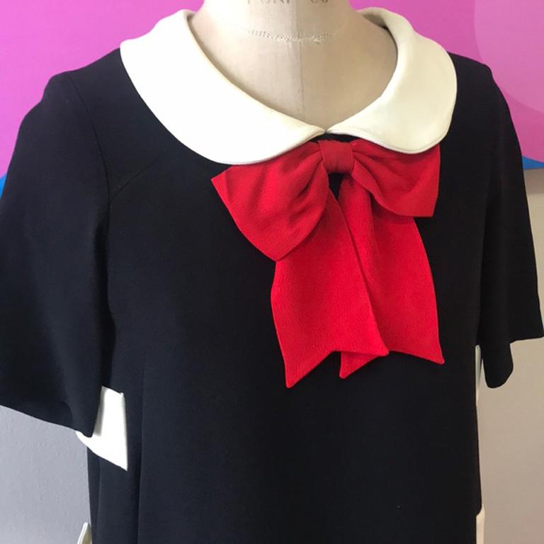 Moschino cheap chic shift dress red bow black

Unique shift dress is adorable with side closures and red bow at the neck. Feels like Rayon acetate blend. Lined. Slight yellowing at collar

Across chest - 17 in
Across waist 18.5 in
Too to bottom -33