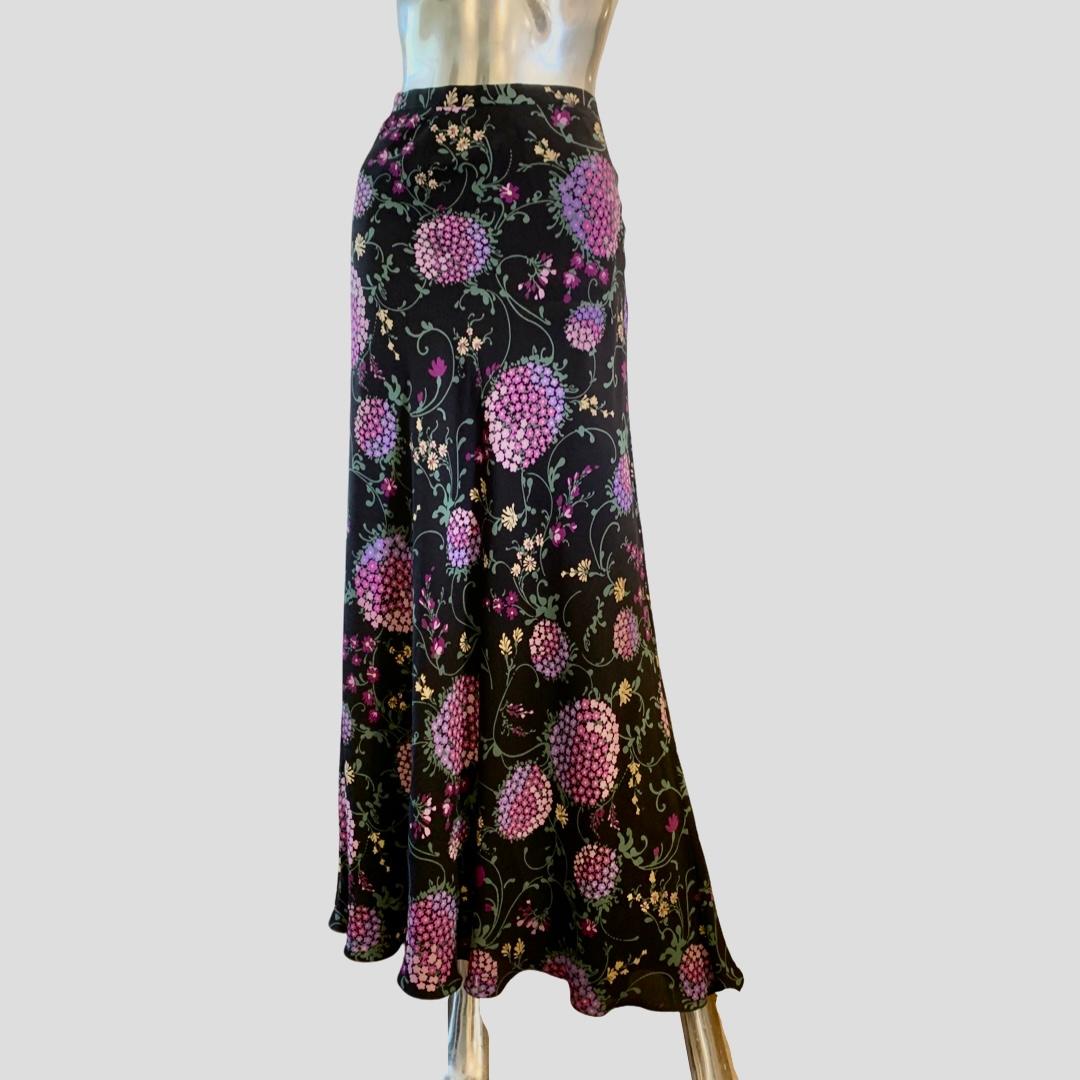 A beautiful vintage Moschino skirt pre-Jeremy Scott era. This beautiful print of hydrangea flowers Is made of silk with solid black silk lighting. Italian size 42. USA size 8. 