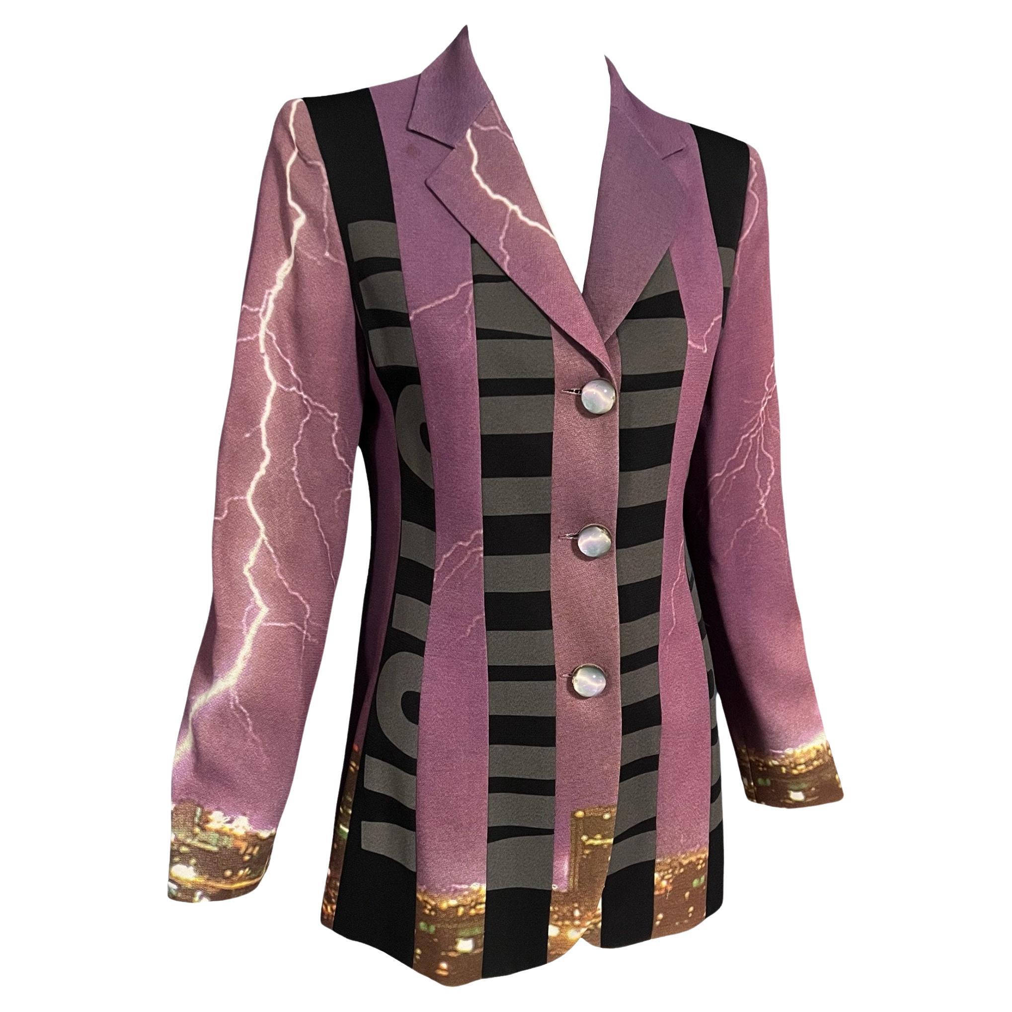 Superbe veste violette unique de Moschino Cheap & Chic, imprimée d'un incroyable horizon urbain illuminé la nuit avec des éclairs palpitants imprimés sur l'ensemble de la veste, avec un texte en gros de 