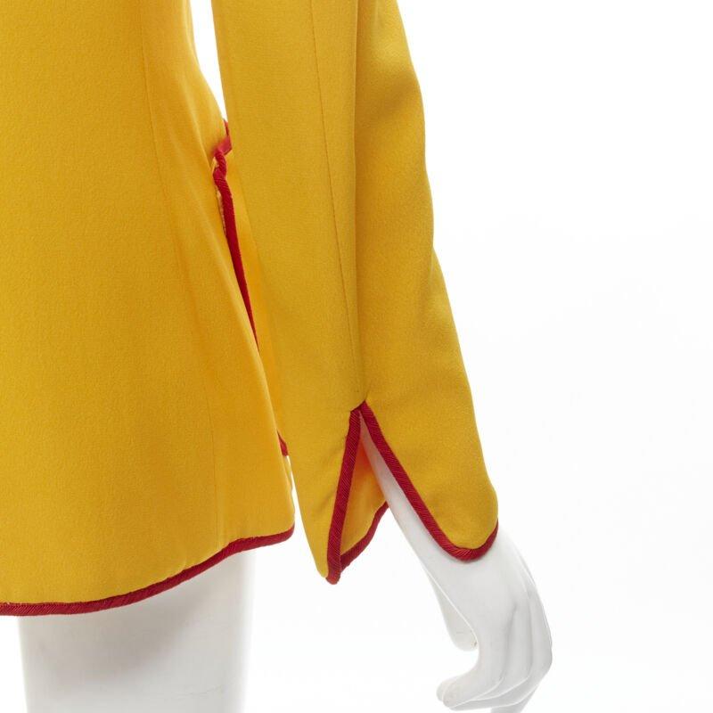 MOSCHINO CHEAP CHIC Vintage Blazerjacke mit 4 Schubladen und gelb-roter Verzierung IT44 L im Angebot 6