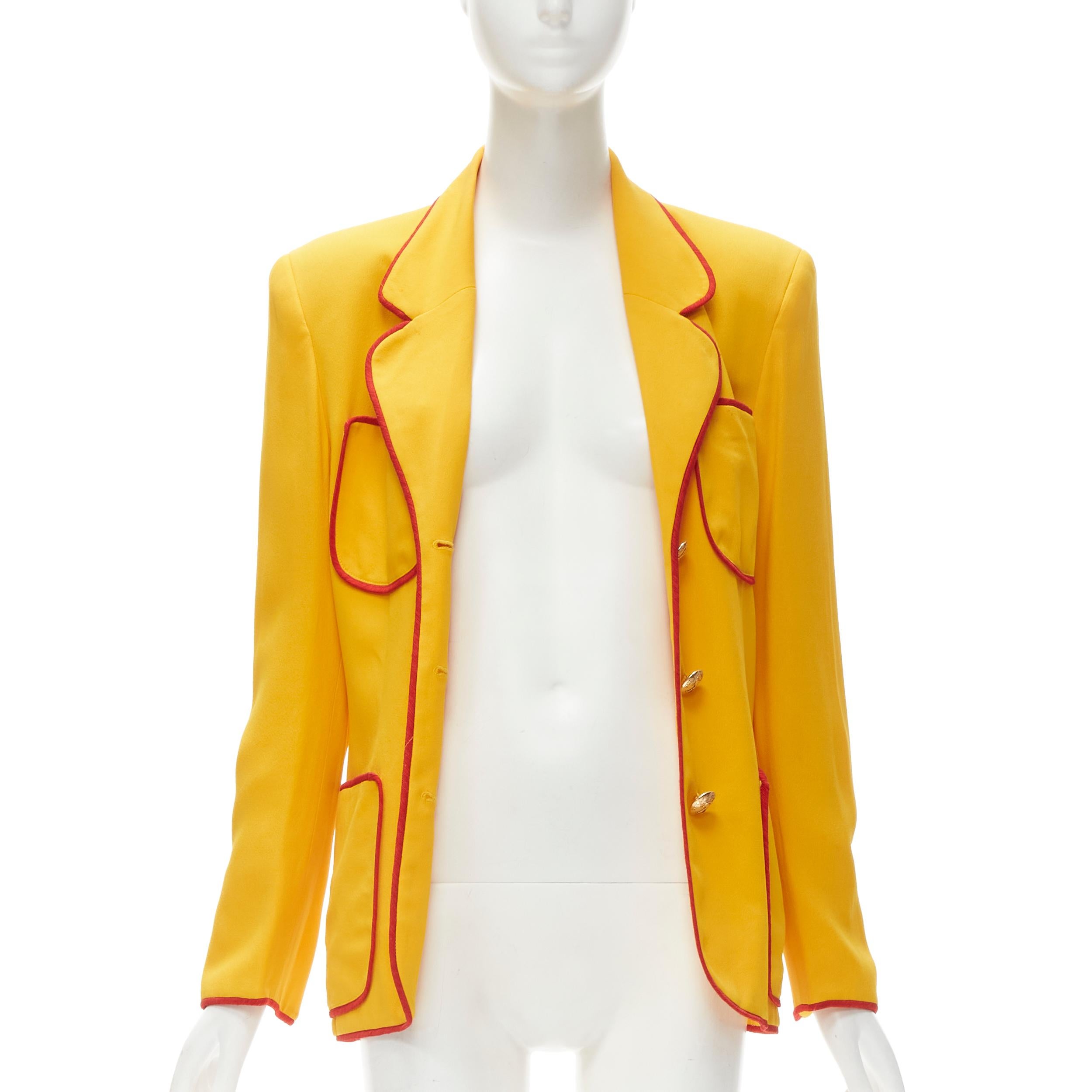 Jaune MOSCHINO CHEAP CHIC - Veste blazer à 4 poches rouge vintage avec bordure jaune IT44 L en vente
