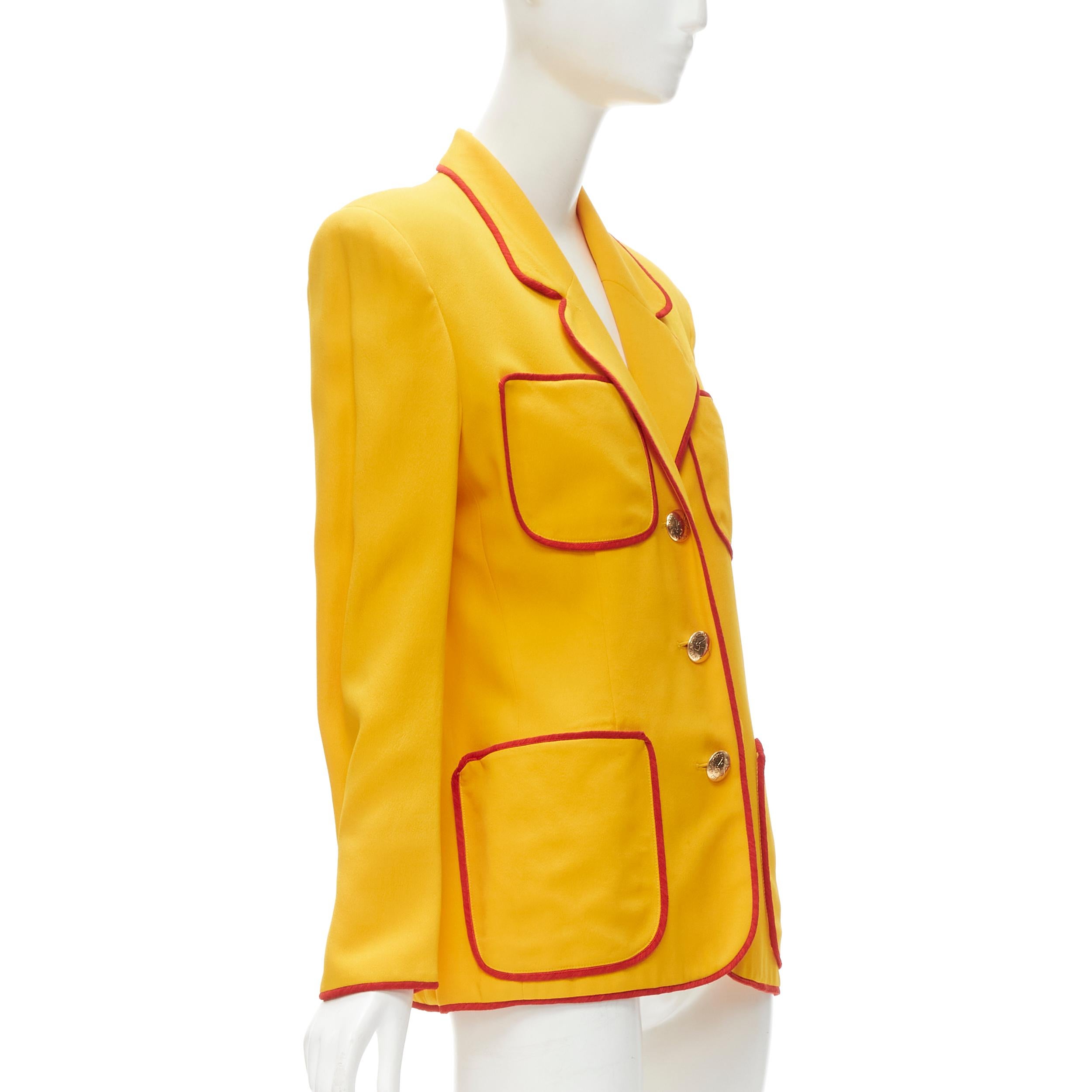 MOSCHINO CHEAP CHIC - Veste blazer à 4 poches rouge vintage avec bordure jaune IT44 L Excellent état - En vente à Hong Kong, NT