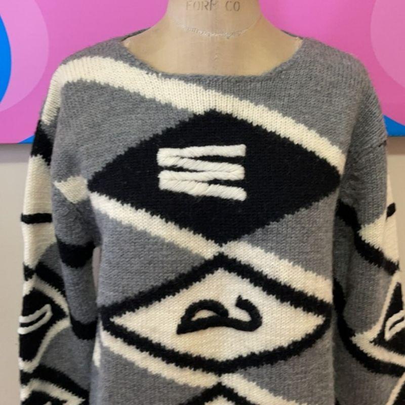 Moschino cheap chic warm wool tunic sweater

Stand out in the right way this fall wearing this vintage wool sweater by Moschino! Pair with black leggings and flat boots for a finished look.

Size 12
Across chest - 20 1/2 in.
Across waist - 20