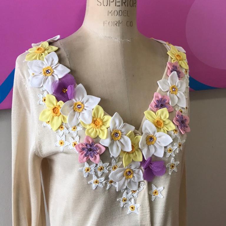 Moschino cheap chic yellow cardigan sweater

Moschino makes spring dressing shine with this pale yellow cardigan ! Pair with white skinny jeans or a great look.
Size 14
Across the chest - 18 1/2 in.
Across the waist - 17 in.
Shoulder to hem - 22