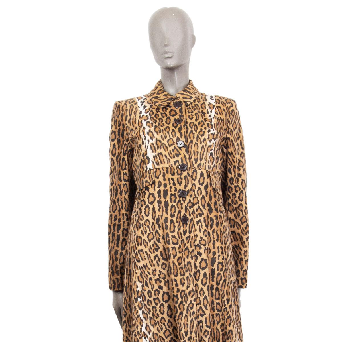 100% authentic Moschino Cheap&Chic leopard print single-breasted coat in espresso brown, camel, beige and off-white rayon (67%) and polyester (33%). Lined in polka-dot espresso brown rayon (100%). Faux flap-pockets at front. Has been worn and is in