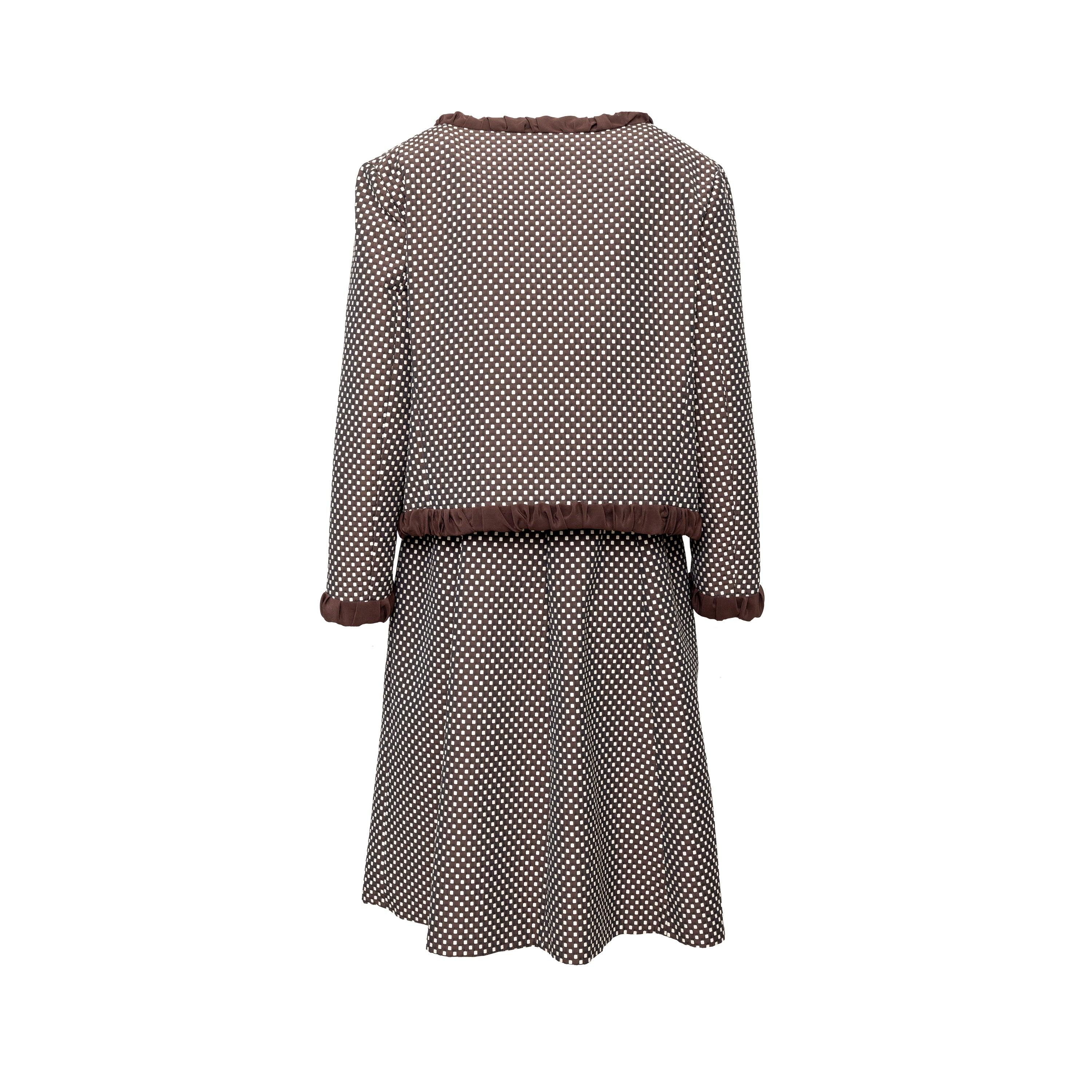Il vestito e la giacca a scacchi di Moschino ti rendono elegante e senza sforzo. Realizzato in misto cotone con finiture in seta, il blazer marrone presenta eleganti bordi arricciati e una spilla floreale applicata rimovibile. L'abito ha una
