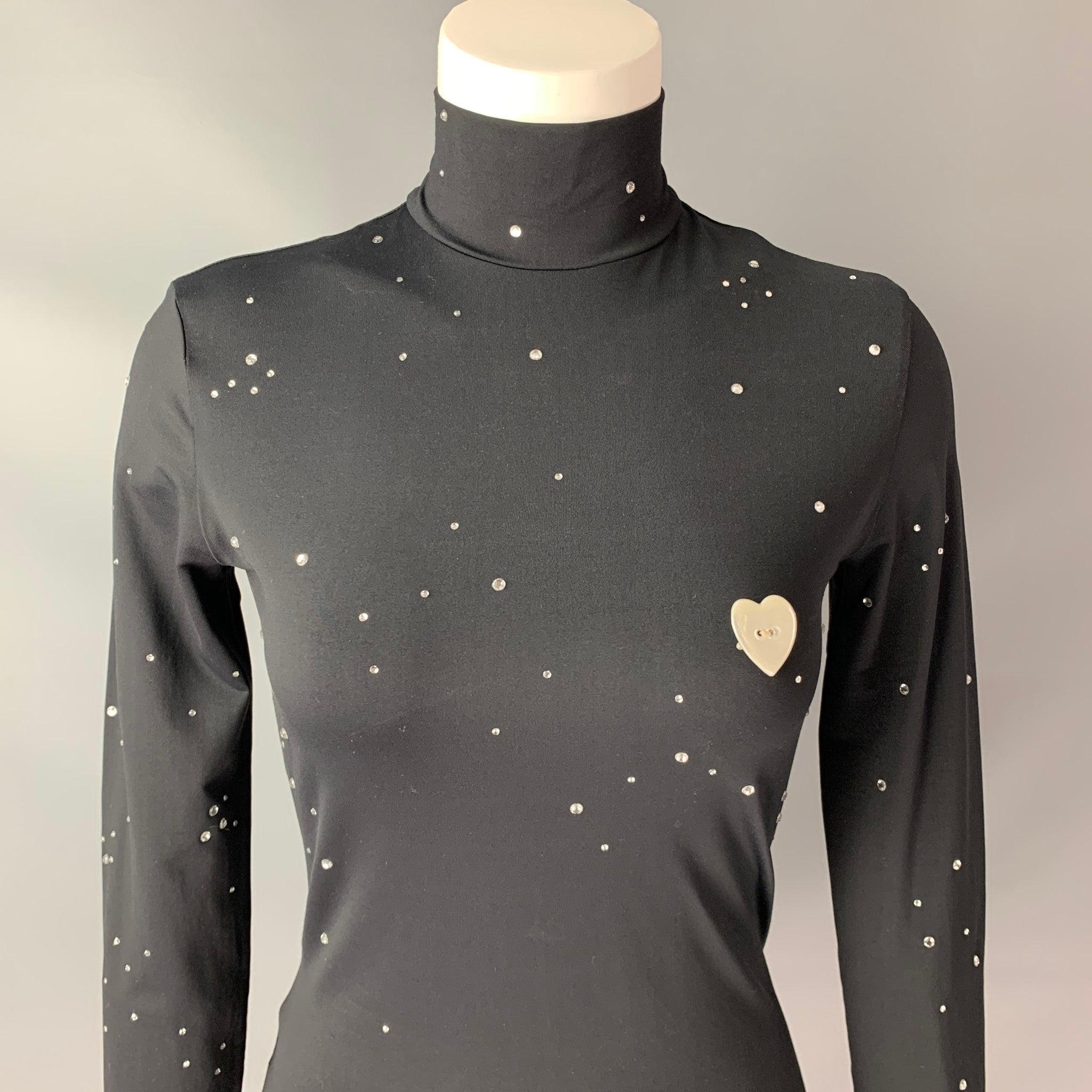 MOSCHINO Cheep and Chic top comes in black Polyamide / Elastane fabric features an embroidered girl, rhinestones and heart shape button, mock neck, half zipper on the back. Made in Italy.Very Good Pre-Owned Condition. 

Marked:   USA 8, IT 42 