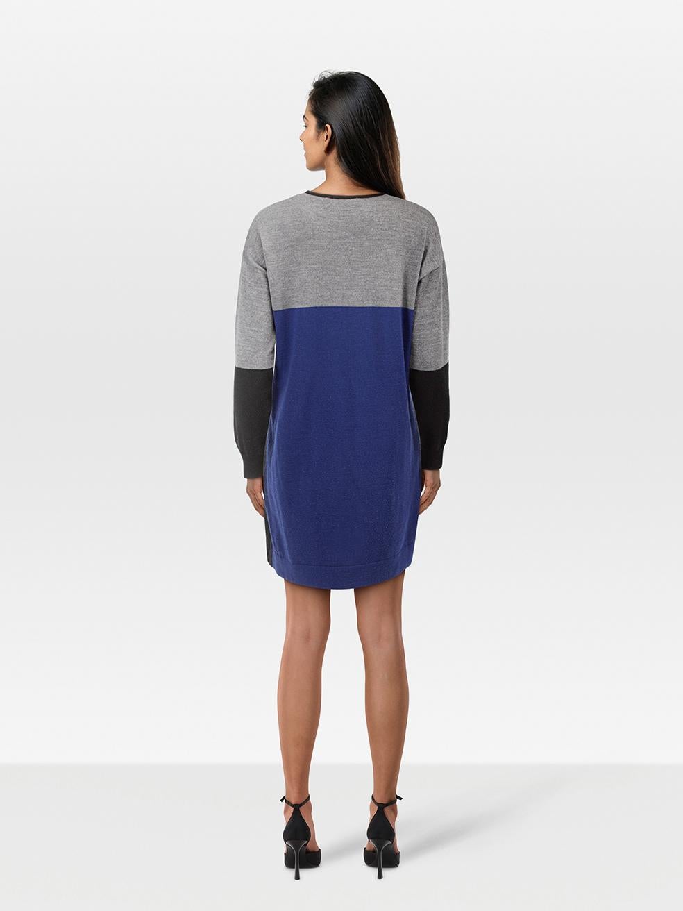L'ÉTAT est très bon. L'usure de la robe est minime. Le tissu de cet article de revente d'occasion de la marque Moschino est bouloché. Veuillez noter que la pièce de cou est manquante.
 

 

 

 Détails
 

 

 Multicolore - noir, gris, bleu
 

