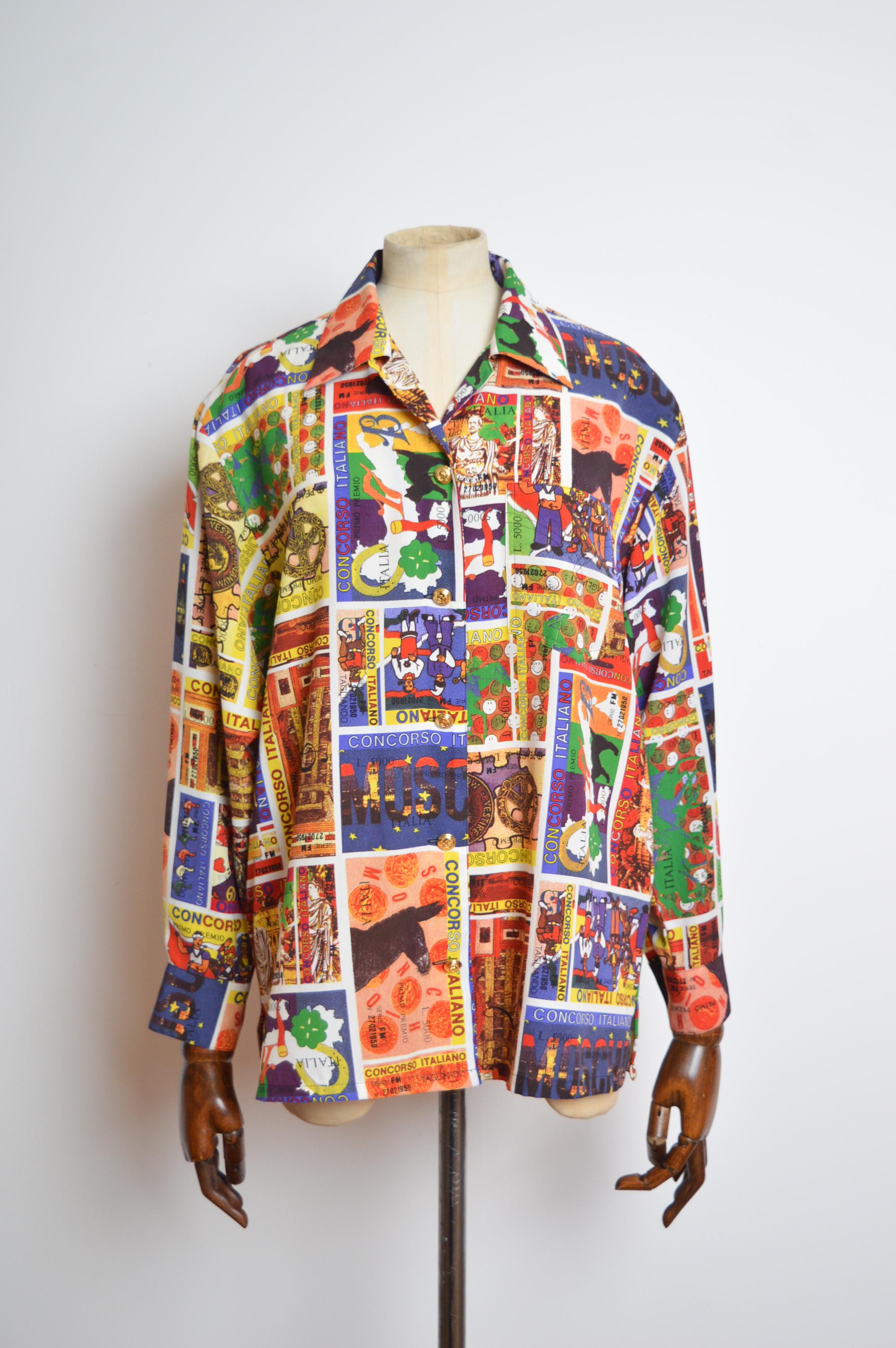 Moschino Concorso Italienisch 1990s Loud Bunte Postkarte Ticket drucken Shirt 
HERGESTELLT IN JAPAN UNTER JAPANISCHER LIZENZ. 
Goldfarbene Knöpfe auf der Vorderseite, Brusttasche, lange Ärmel.
Grube zu Grube; 23