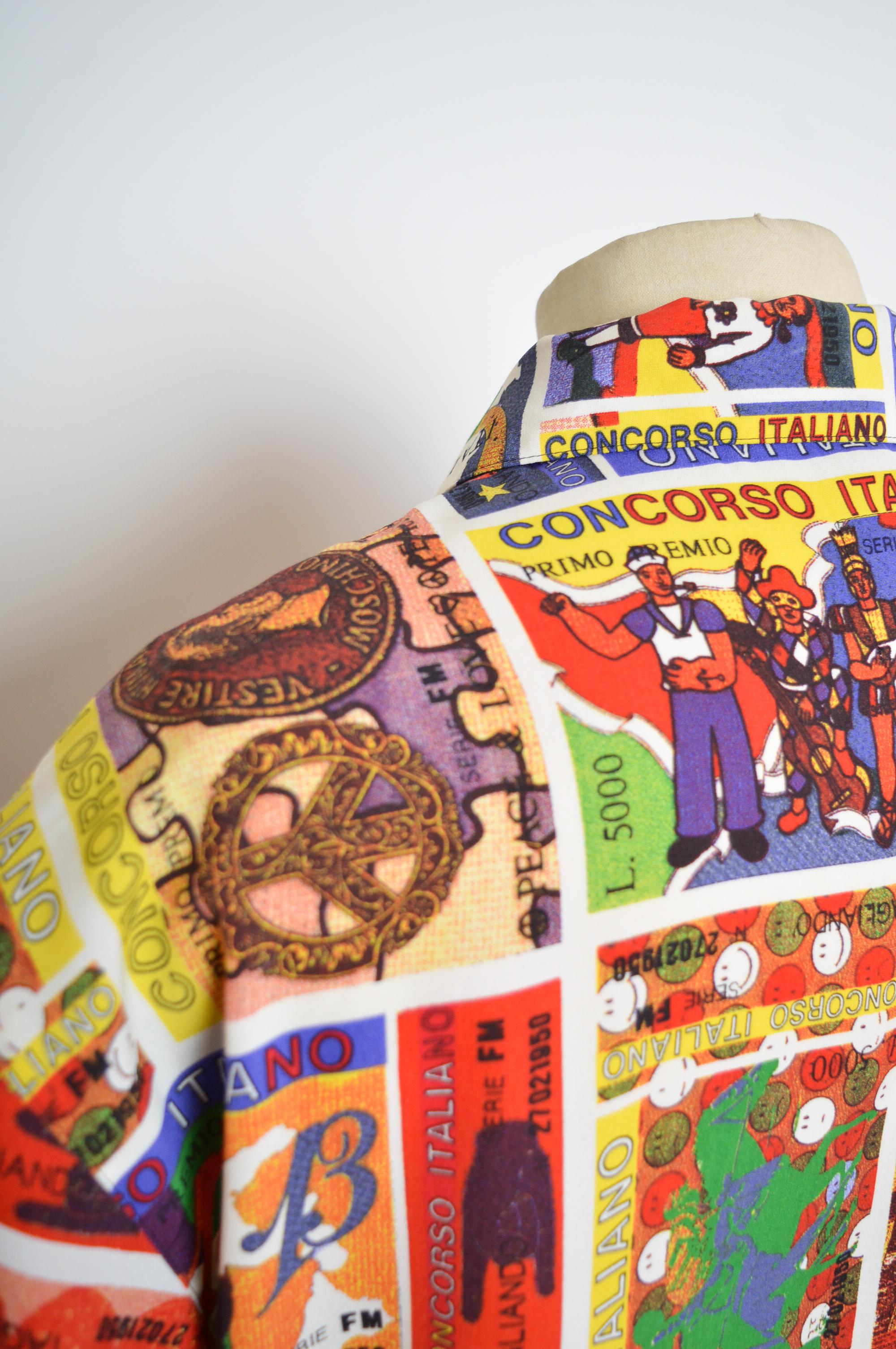 Moschino Concorso Italienisch 1990s Loud Bunte Postkarte Ticket drucken Shirt (Braun) im Angebot