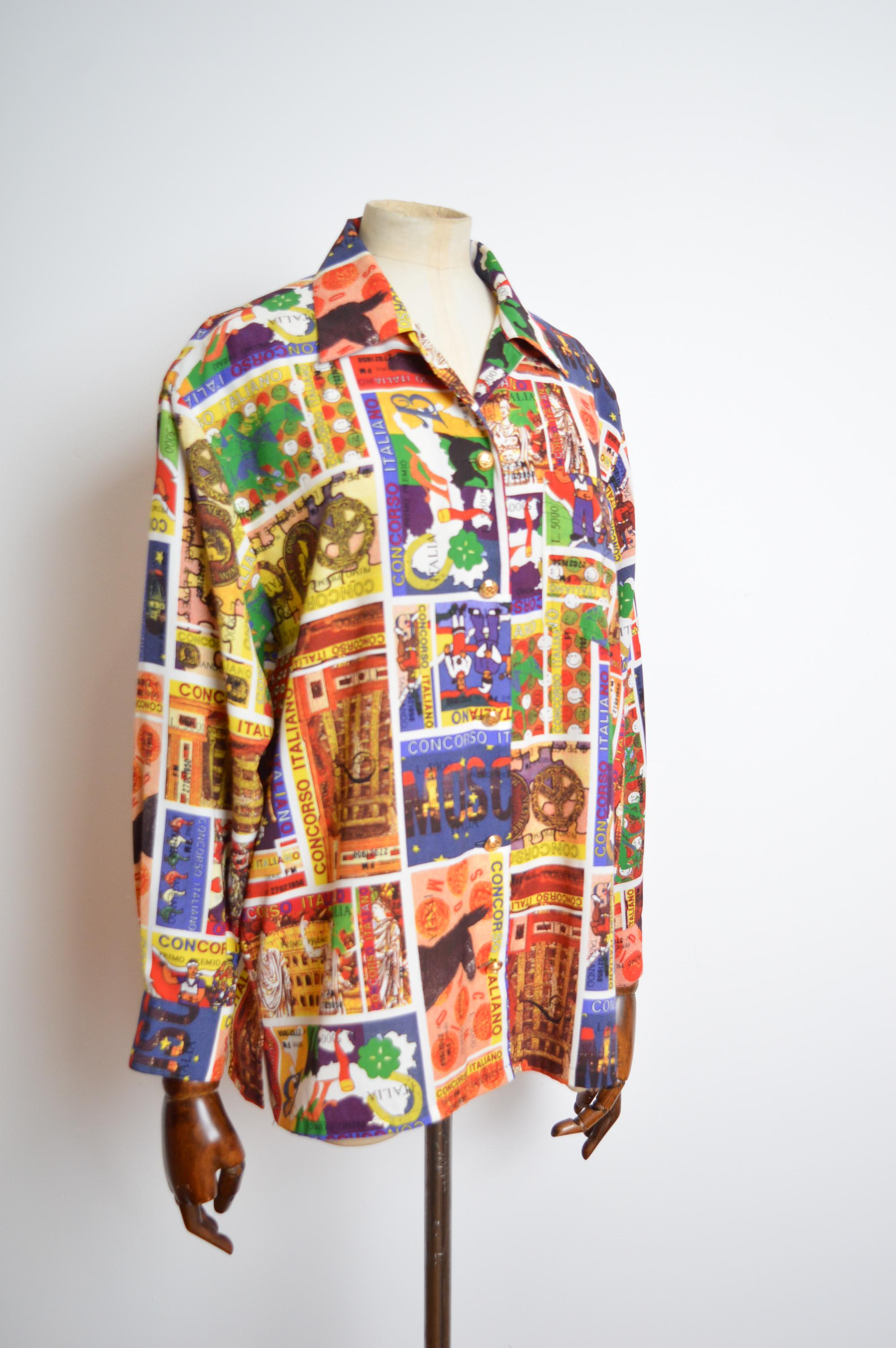 Moschino Concorso Italienisch 1990s Loud Bunte Postkarte Ticket drucken Shirt im Angebot 2