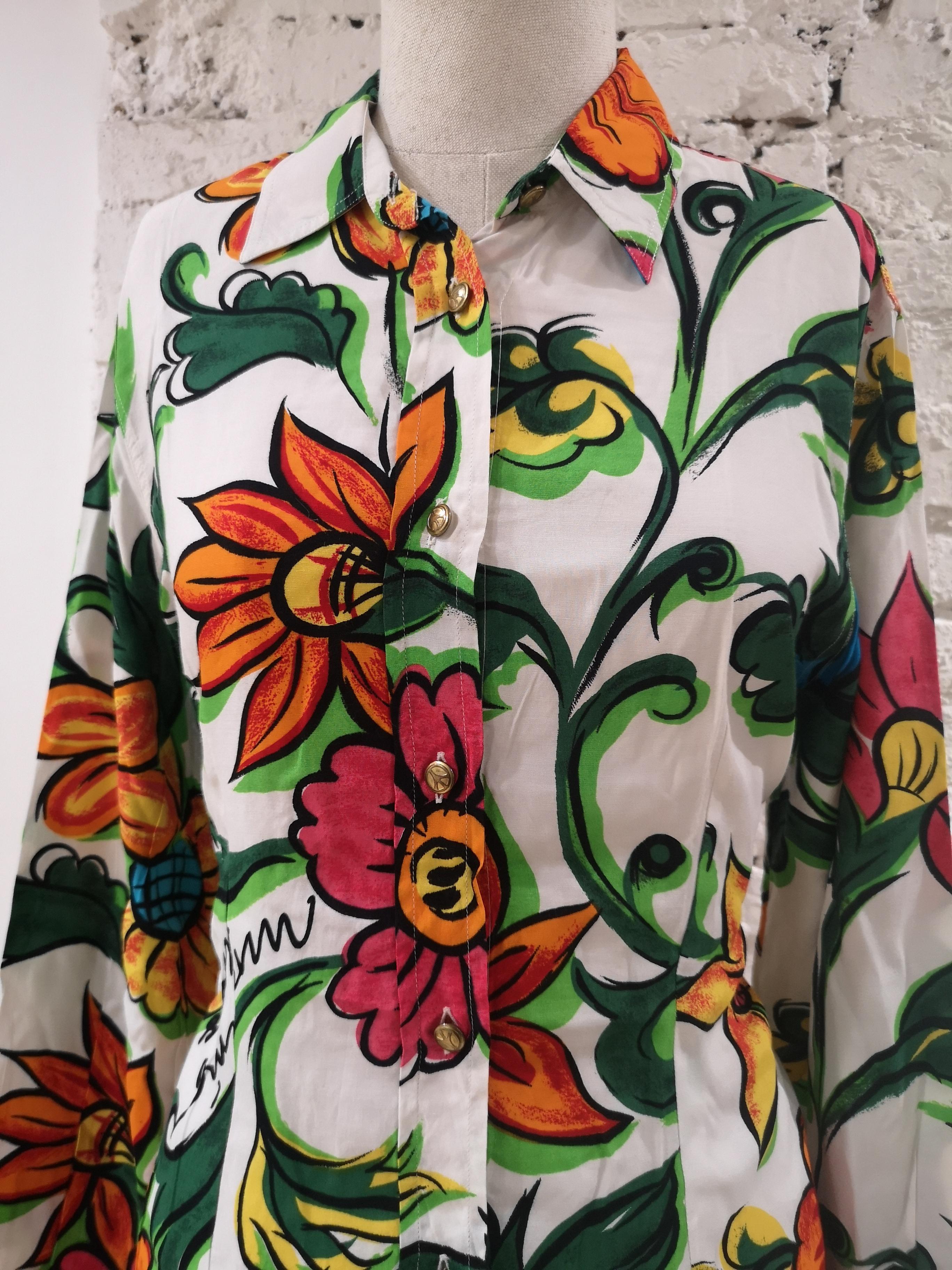 Moschino cotton flowers shirt
totally made in italy in size 44
