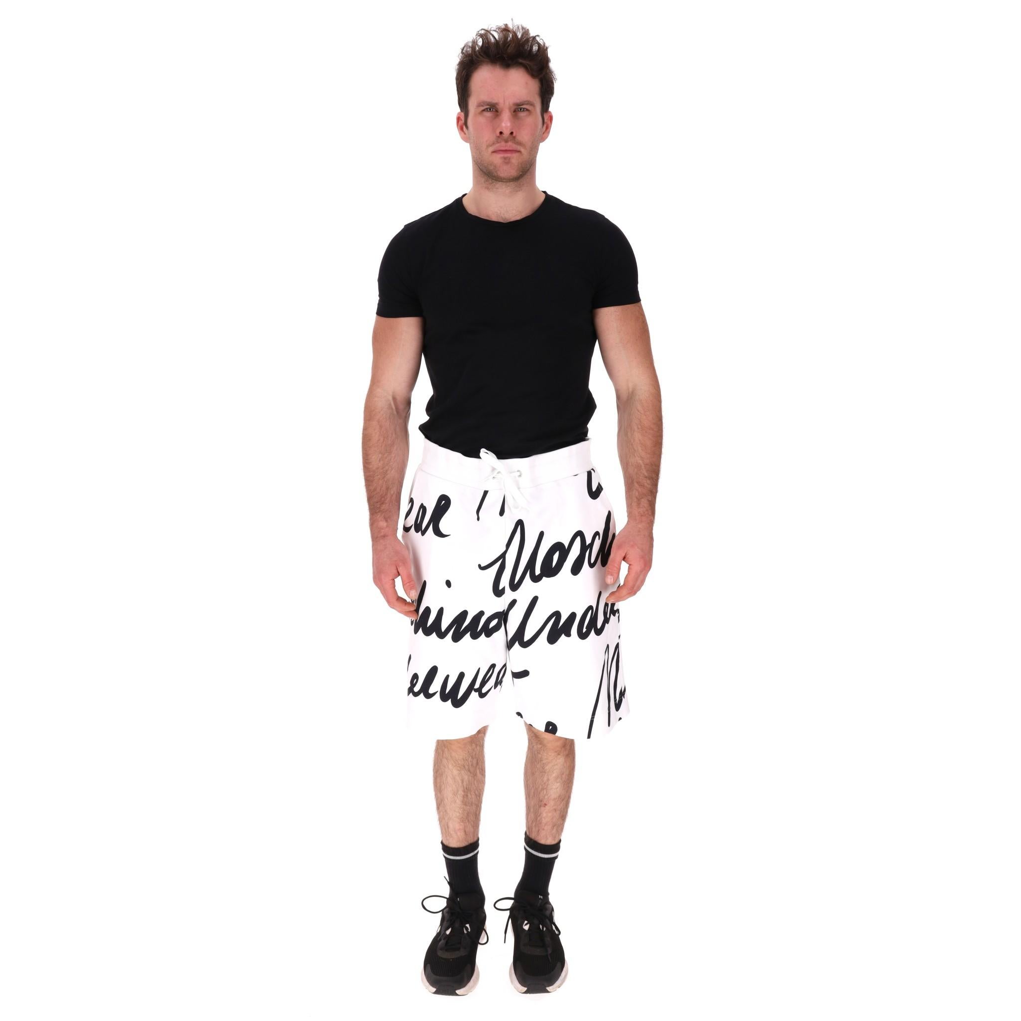 Moschino Cotton Shorts With All-Over Logo Print

White shorts crafted from cotton, designed with all-over 'Moschino' signature in black.

Featuring elasticated, drawstring waist and side pockets. Rrp Approx. £350

Size – XXL

Condition – Very