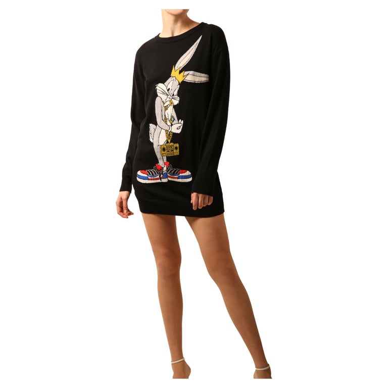 Moschino Couture - Robe pull oversize en laine noire « looney tunes » avec  imprimé chevalet, 2015 En vente sur 1stDibs