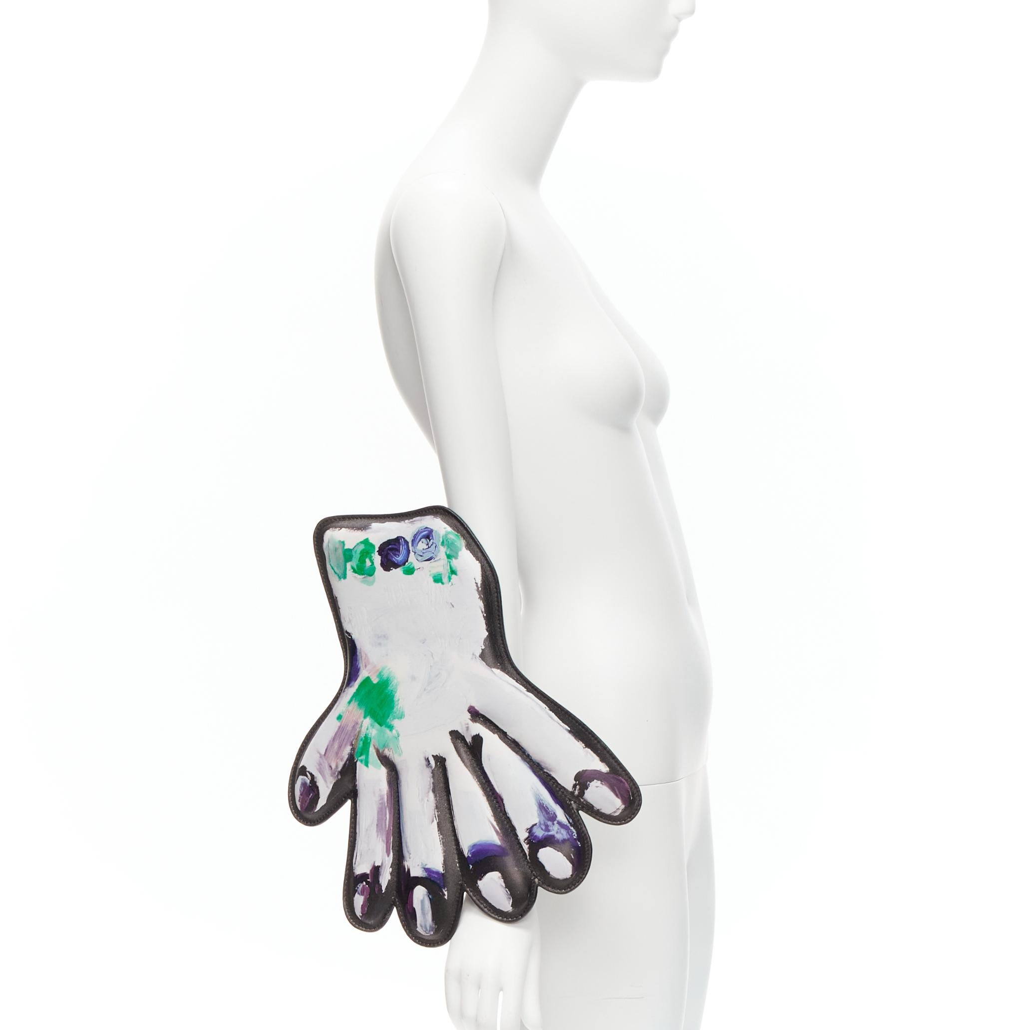 MOSCHINO COUTURE  2020 Runway Picasso Hand Painting white leather XL clutch bag
Reference: TGAS/D00493
Brand: Moschino
Designer: Jeremy Scott
Collection: SS2020- - Runway
Material: Leather
Color: White, Multicolour
Pattern: Abstract
Closure: