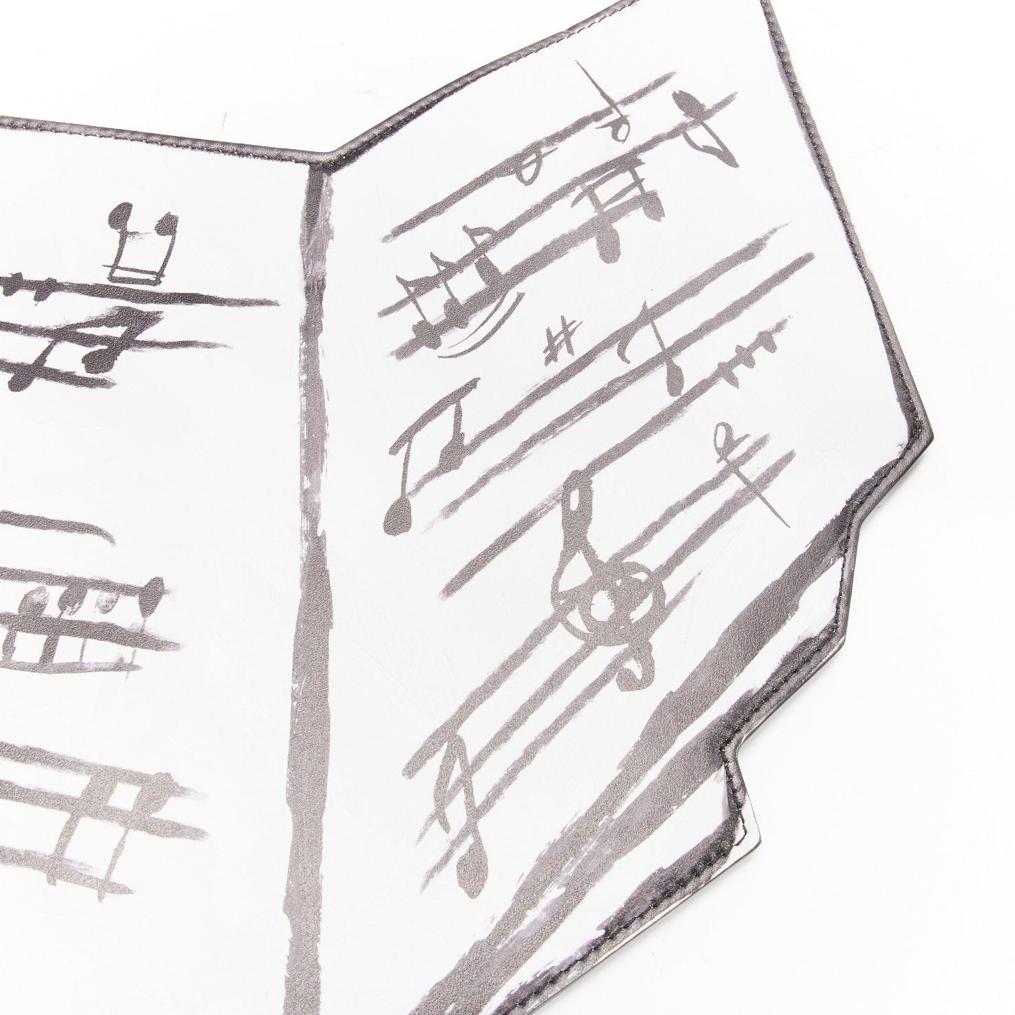 MOSCHINO COUTURE 2020 Runway Picasso Musical Note Score sac pochette en cuir blanc Pour femmes en vente