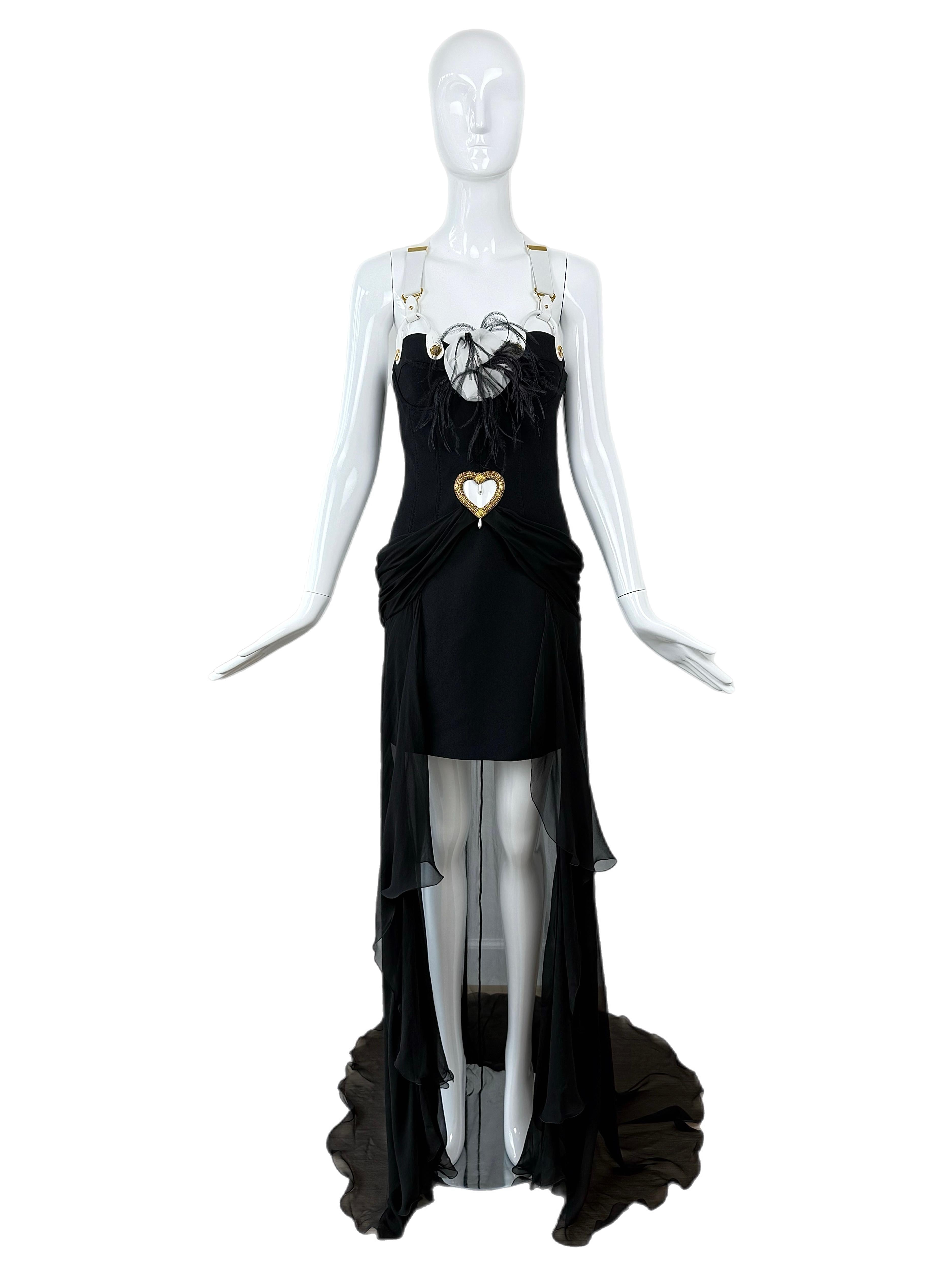 Moschino Couture
SS24
Startbahn
Ausgabe zum 40. Jahrestag
Tiefschwarz
Dramatische Schleppe aus Seide
Weiße verstellbare Hosenträger
Bögen auf dem Rücken
Seidenes weißes Blumenmotiv mit schwarzen Federn
Gelbgoldene Hardware
Ausschnitt in der Taille