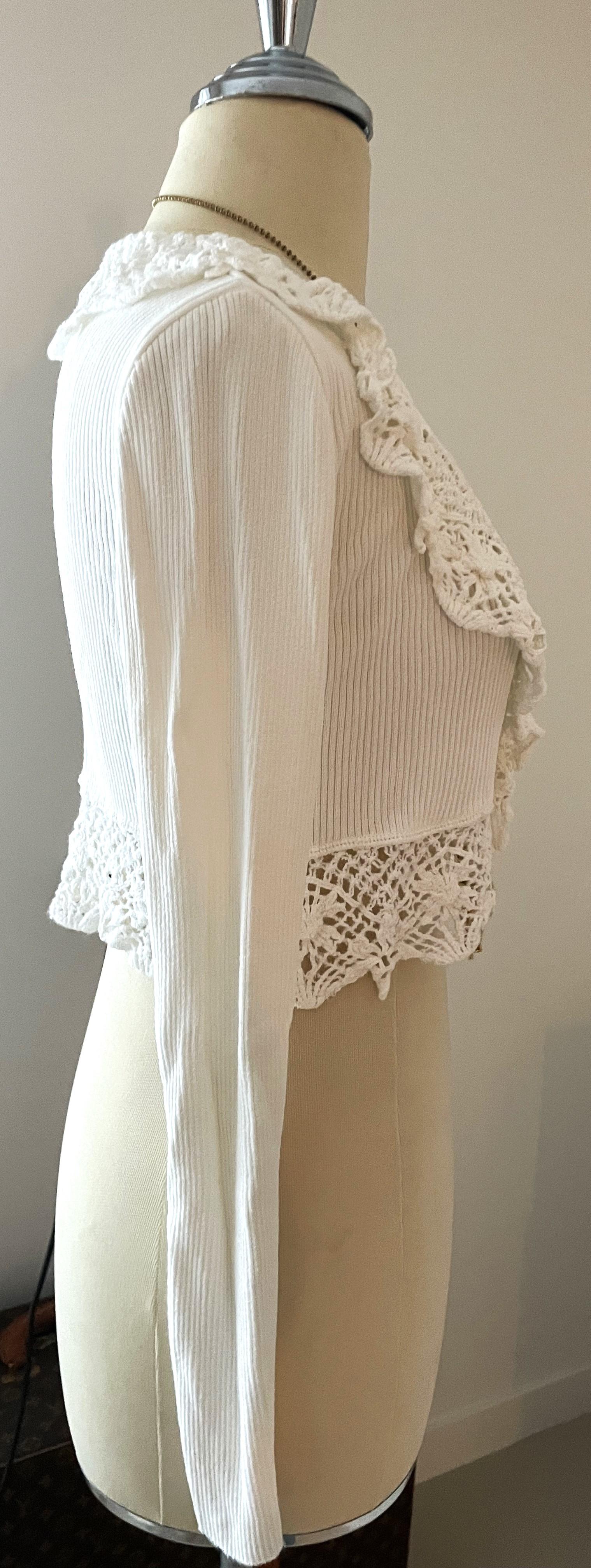 Moschino Couture Cardigan White Crocheted ist ein schönes Stück der 90er Jahre und sehr gut erhalten. Elegant, frisch und sofort tragbar!


Moschino ist eine italienische Luxusmodemarke, die für ihre verspielten und unkonventionellen Designs bekannt