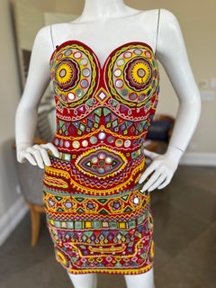 Campagne publicitaire de Moschino Couture - Robe de cocktail miroir brodée sans bretelles