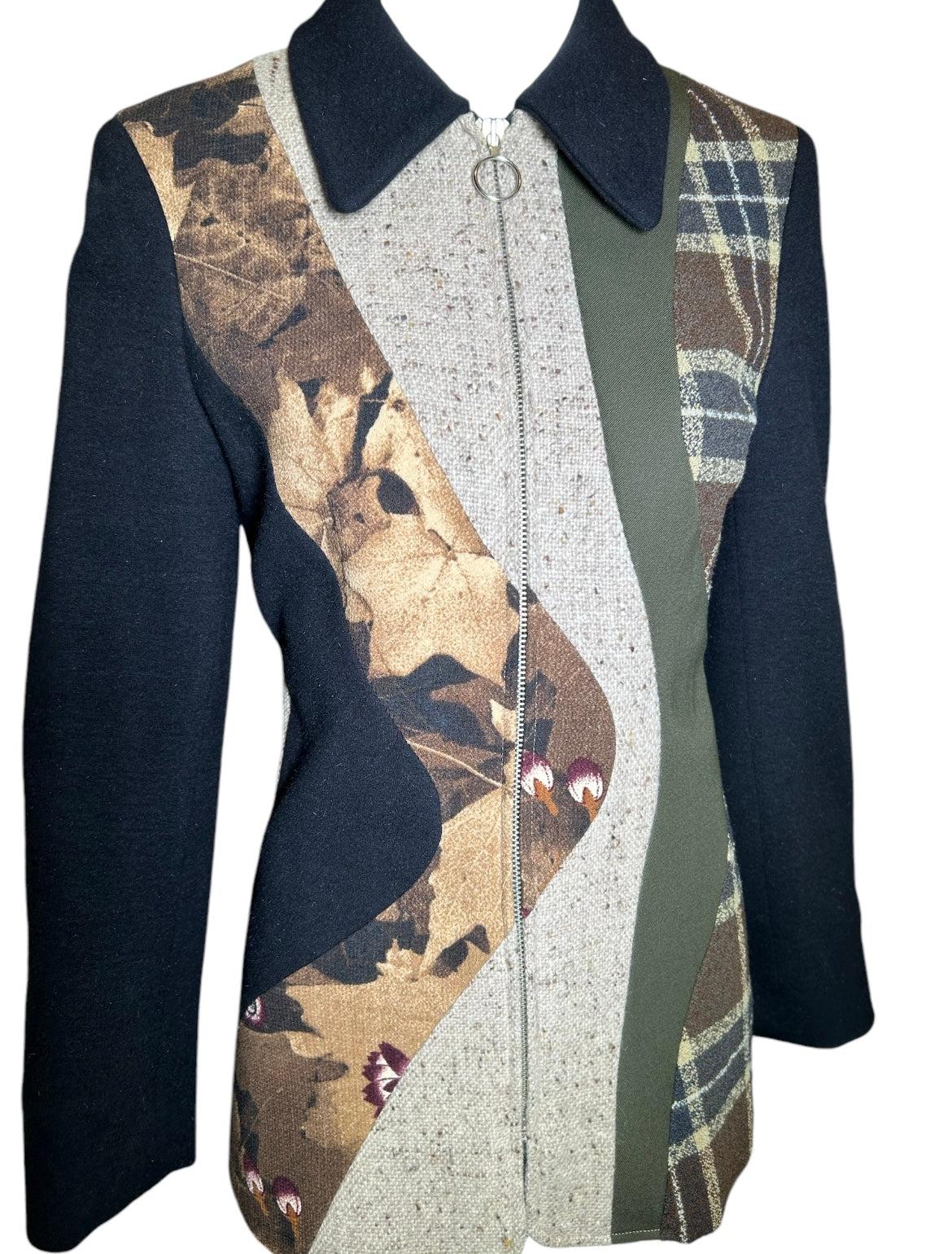 Diese Moschino-Schönheit ist mit den perfekten Herbstmotiven verziert. Mit diesem Klassiker von Moschino Couture fühlen Sie sich zu jeder Jahreszeit wie an einem knackigen Oktobertag, wenn Karos und Herbstblätter aufeinandertreffen. Wie bei all
