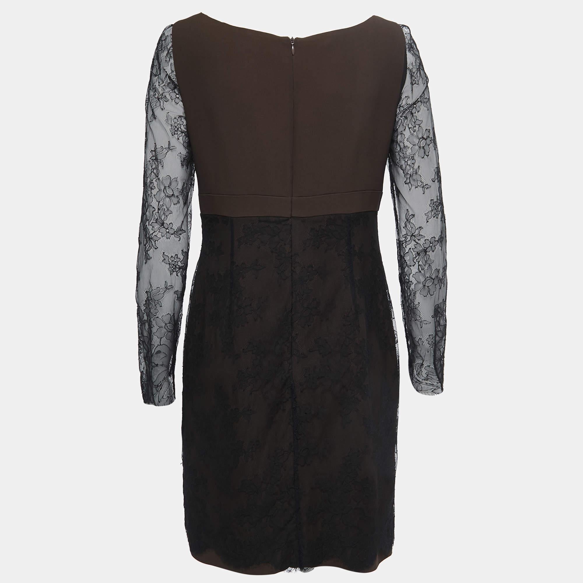 Affichez un look élégant en portant cette magnifique robe de créateur. Taillé dans un tissu fin  cette robe a une silhouette chic pour une coupe cadrée. Coiffez cette création d'accessoires chics et d'escarpins.