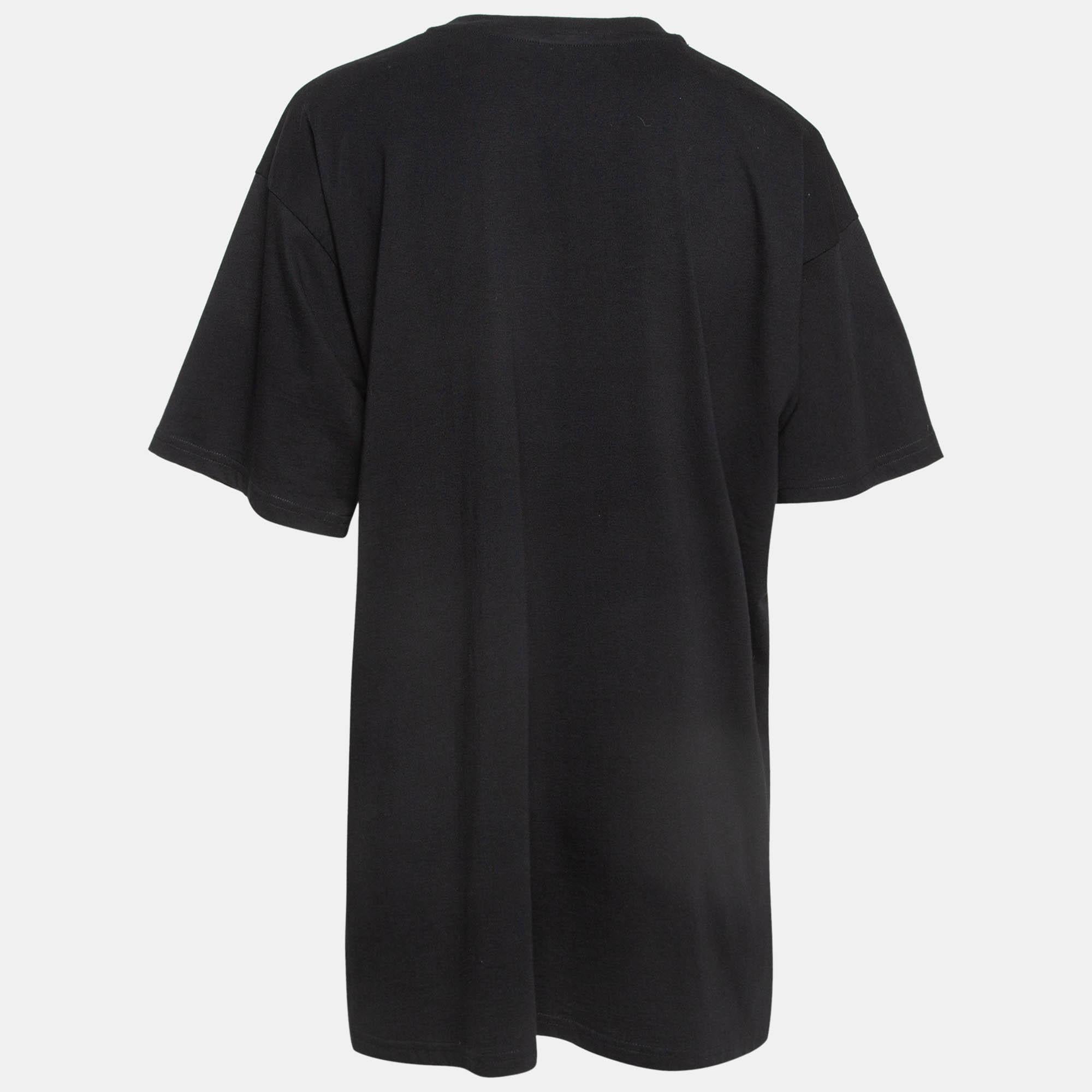 Whether you want to go out on casual outings with friends or just want to lounge around this t shirt is a versatile piece and can be styled in many ways. It has been made using fine fabric.