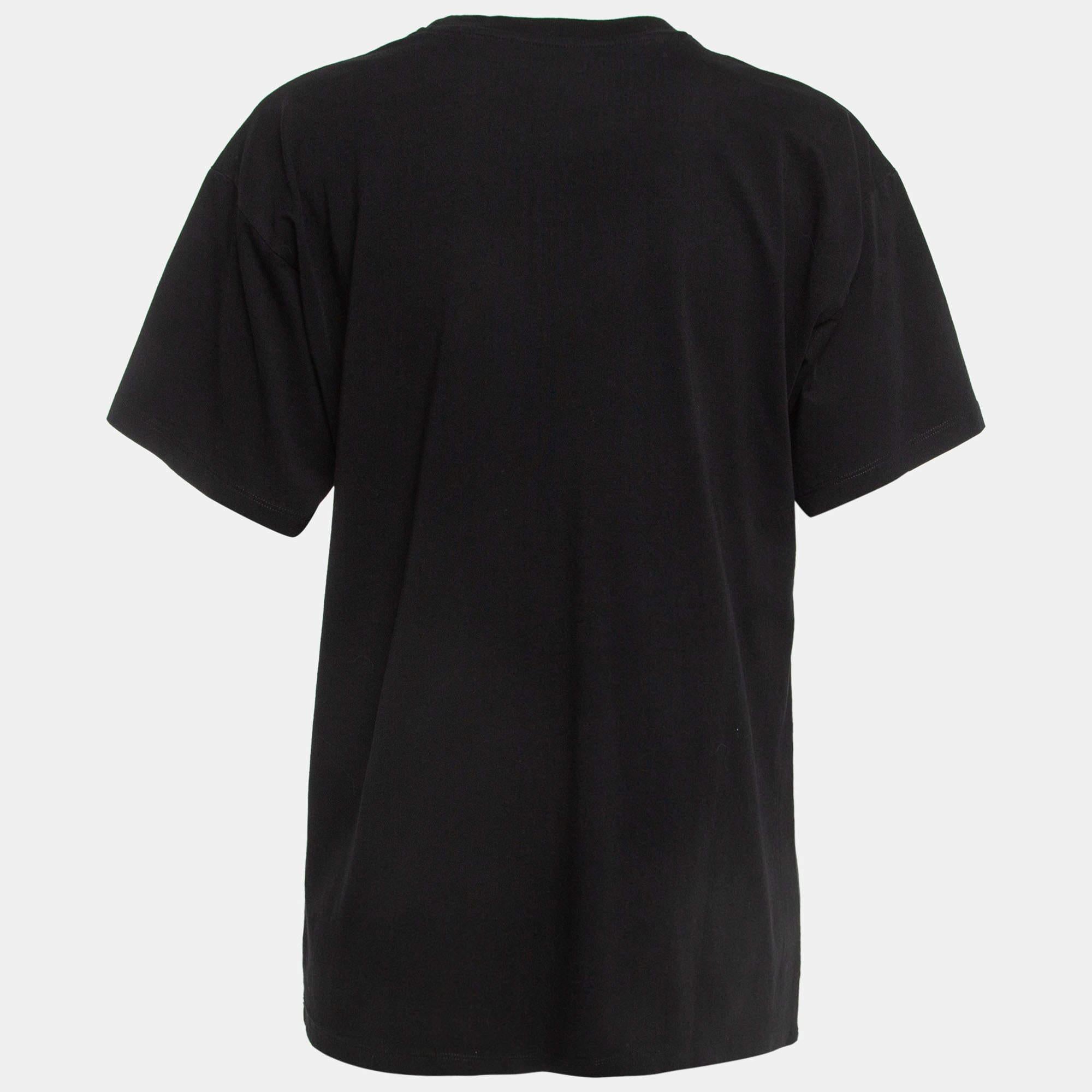 Che tu voglia uscire con gli amici o semplicemente rilassarti, questa t-shirt è un capo versatile che può essere abbinato in molti modi. È stato realizzato con un tessuto pregiato.
