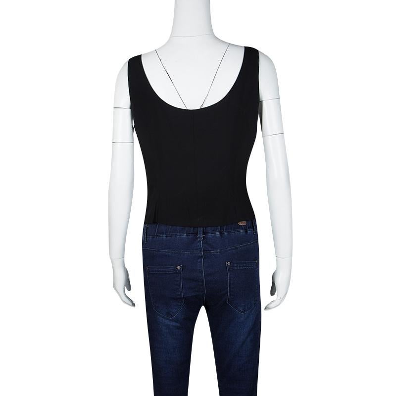 This basic, sleeveless top from the house of Moschino is that versatile piece that can be styled with any bottom wear from your collection, for a new look every time. It features a body-hugging silhouette and comes with a wide rounded neckline,