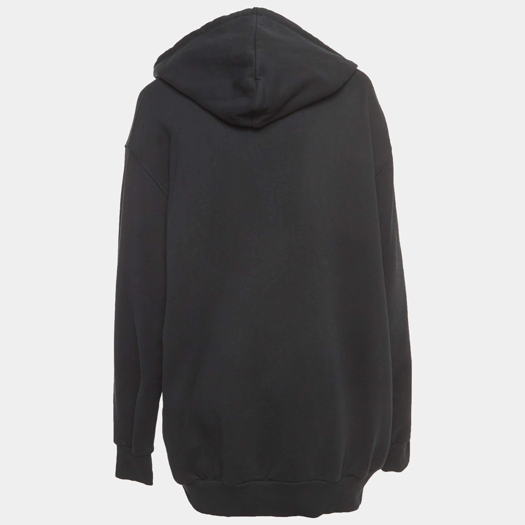 This hoodie is all about sporting a classy and comfy style. It is tailored from soft fabric which is highlighted with signature accents.