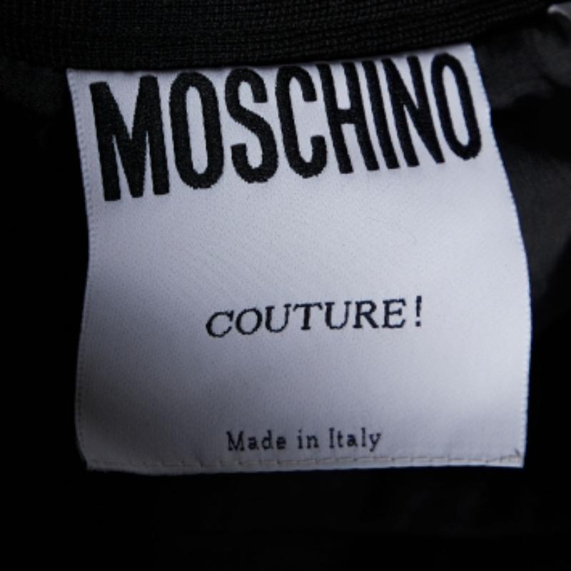 Questa deliziosa gonna è splendidamente cucita con un tessuto pregiato. Questa comoda gonna griffata ha una silhouette lusinghiera. Abbinalo a un semplice top e a tacchi a spillo per un look chic.