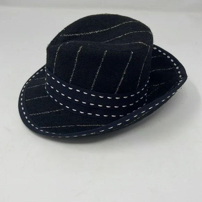 Noir Moschino Couture - Mini chapeau fedora rayé en laine noire, état neuf avec étiquettes en vente