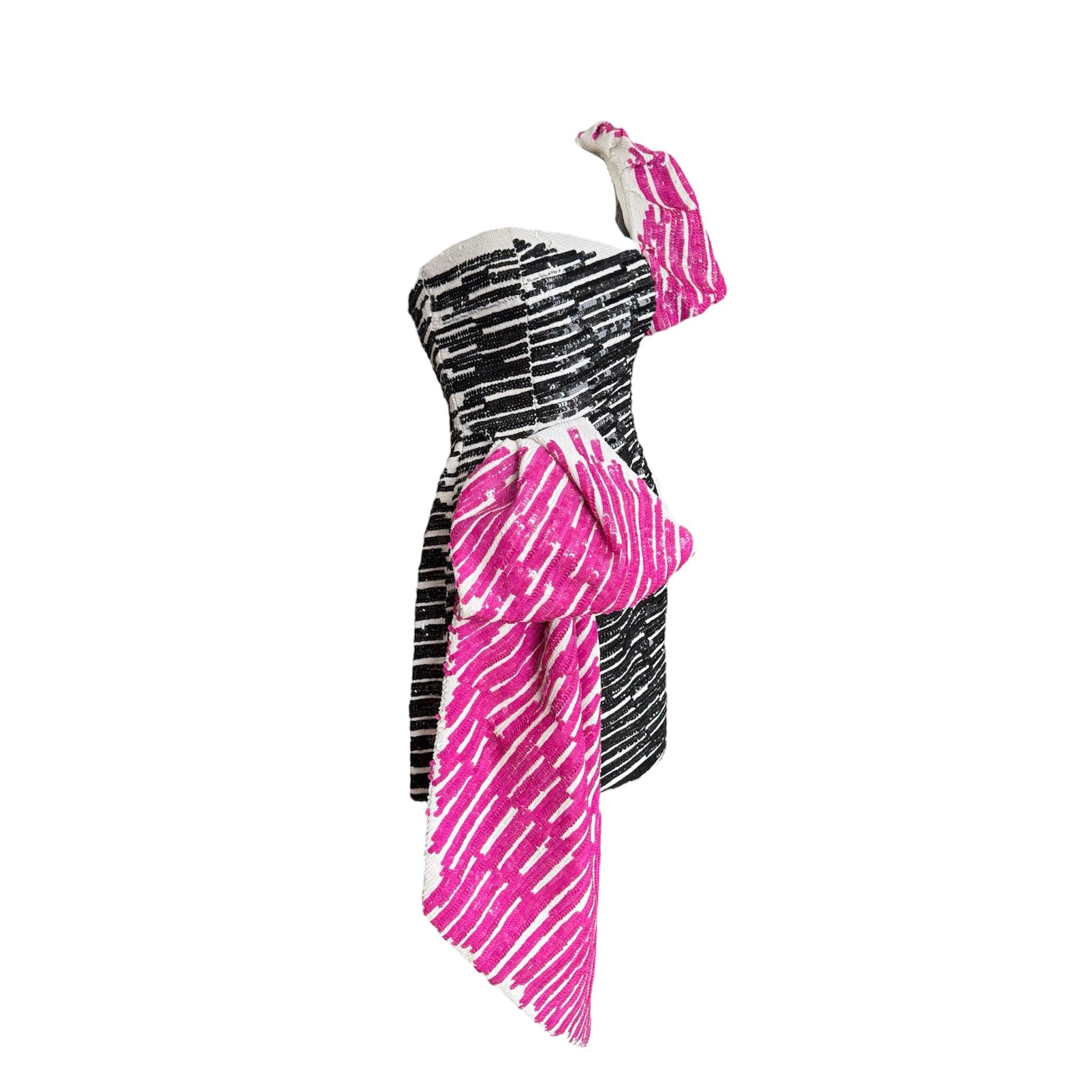 Moschino Couture de Jeremy Scott de la Primavera Verano 2019. Presenta un estampado de lentejuelas en blanco y negro con lo que parecen ser detalles de dibujo en blanco y rosa al estilo 