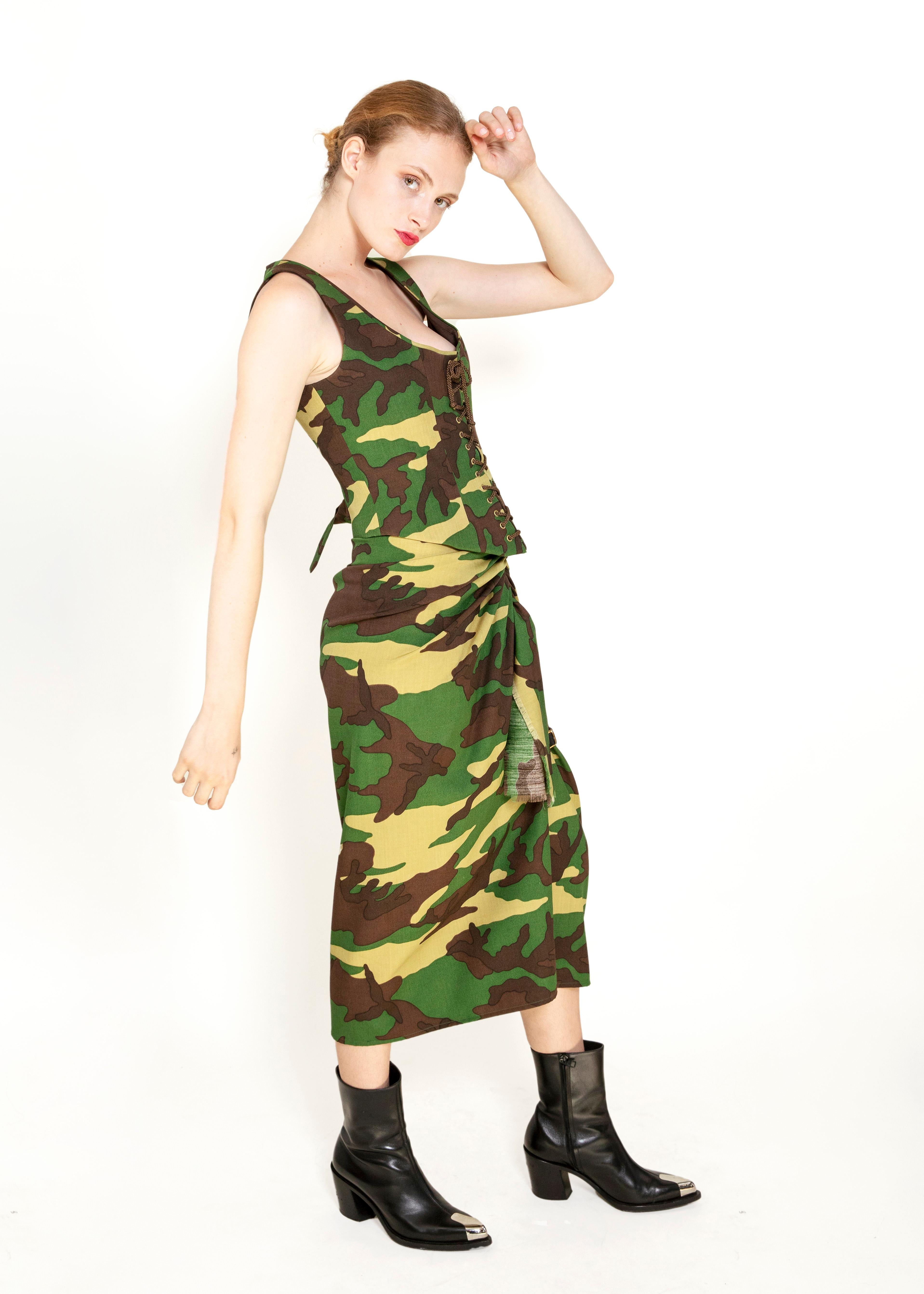 Moschino Couture ensemble 3 pièces jupe, veste et corset camouflage en vente 2