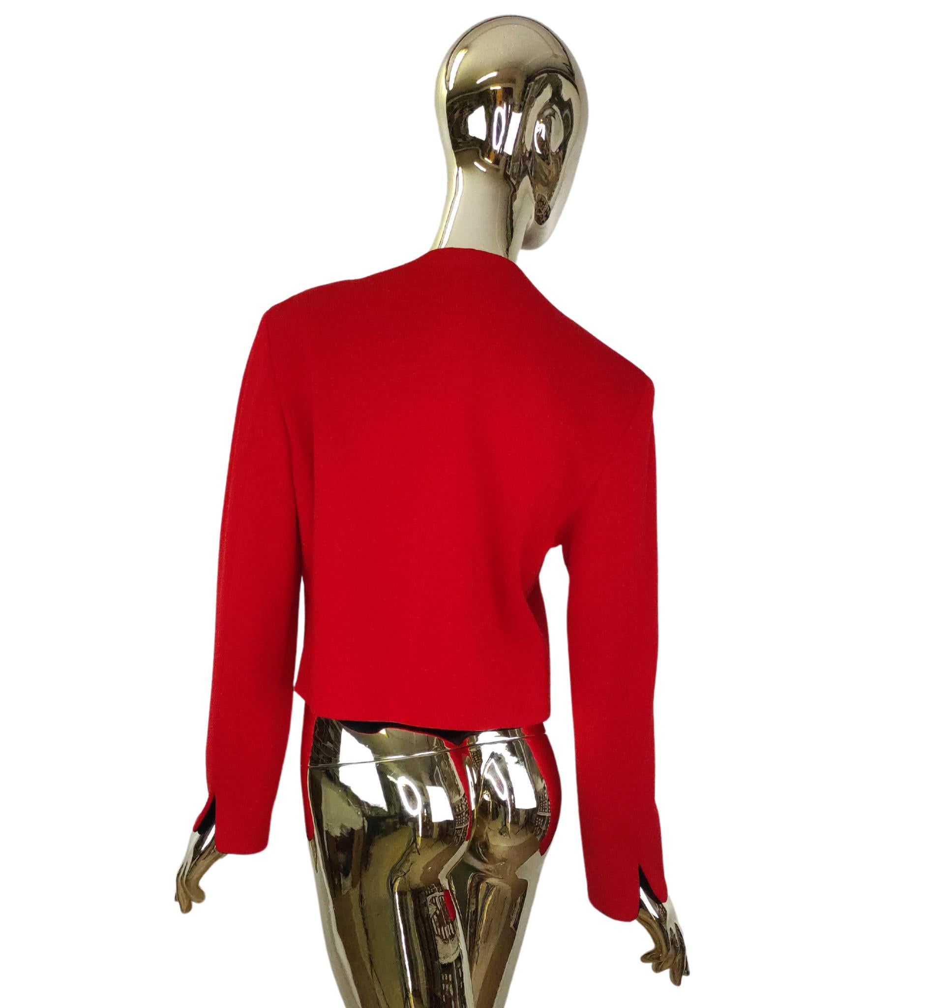 Blazer rouge Moschino Couture
F/H 1991
Laine
Doublé
Faux boutons en forme de cœur brodé
Fermeture à bouton caché

Taille 42 IT
Mesures :
épaules 44,5 cm - 17,5 in
buste 99 cm - 39 in
taille 91,5 cm - 36 in
longueur 51 cm - 20 in

Bonnes