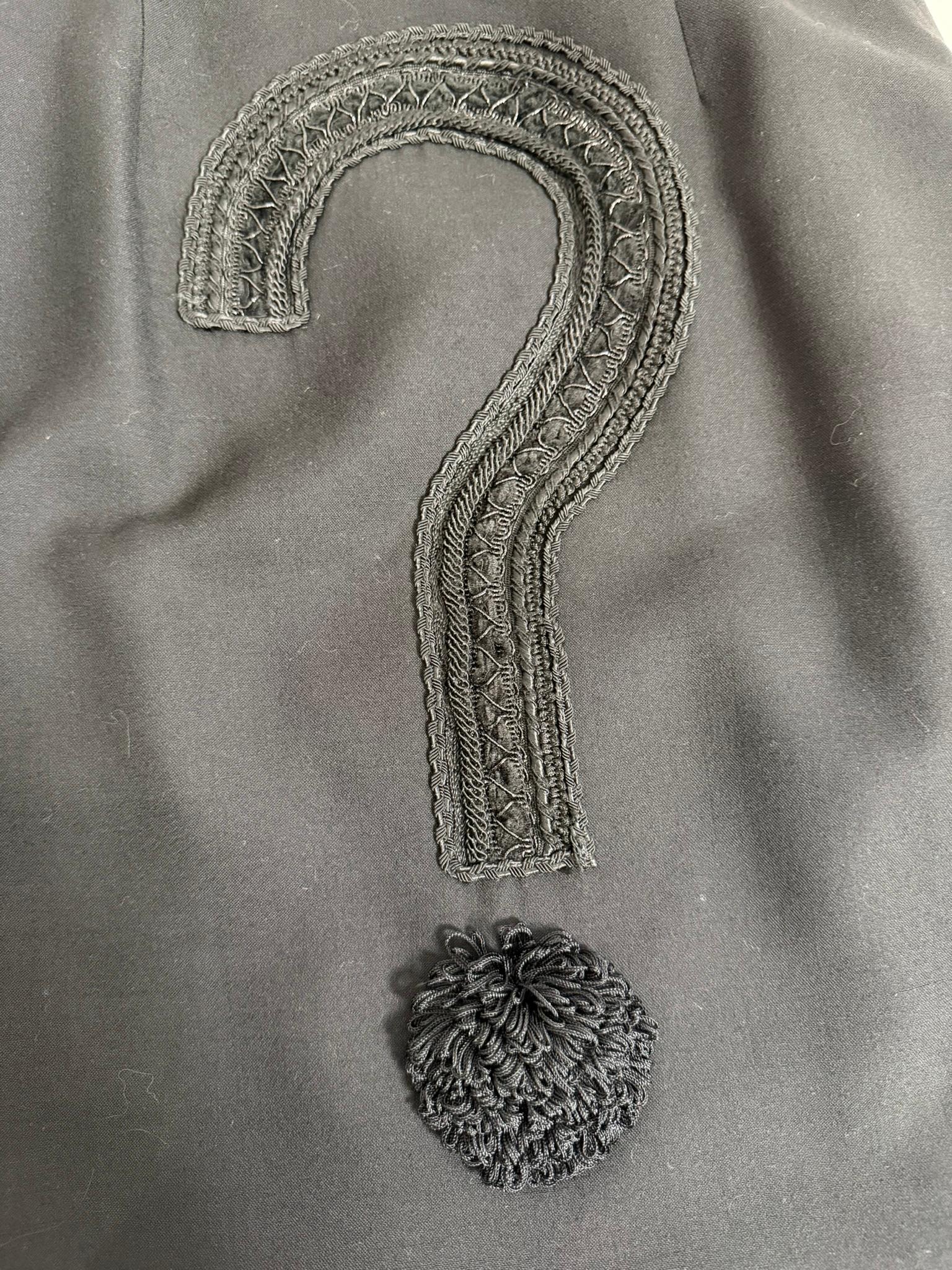 Ensemble veste à patch et jupe point d'interrogation Moschino Couture automne 1988 en vente 8