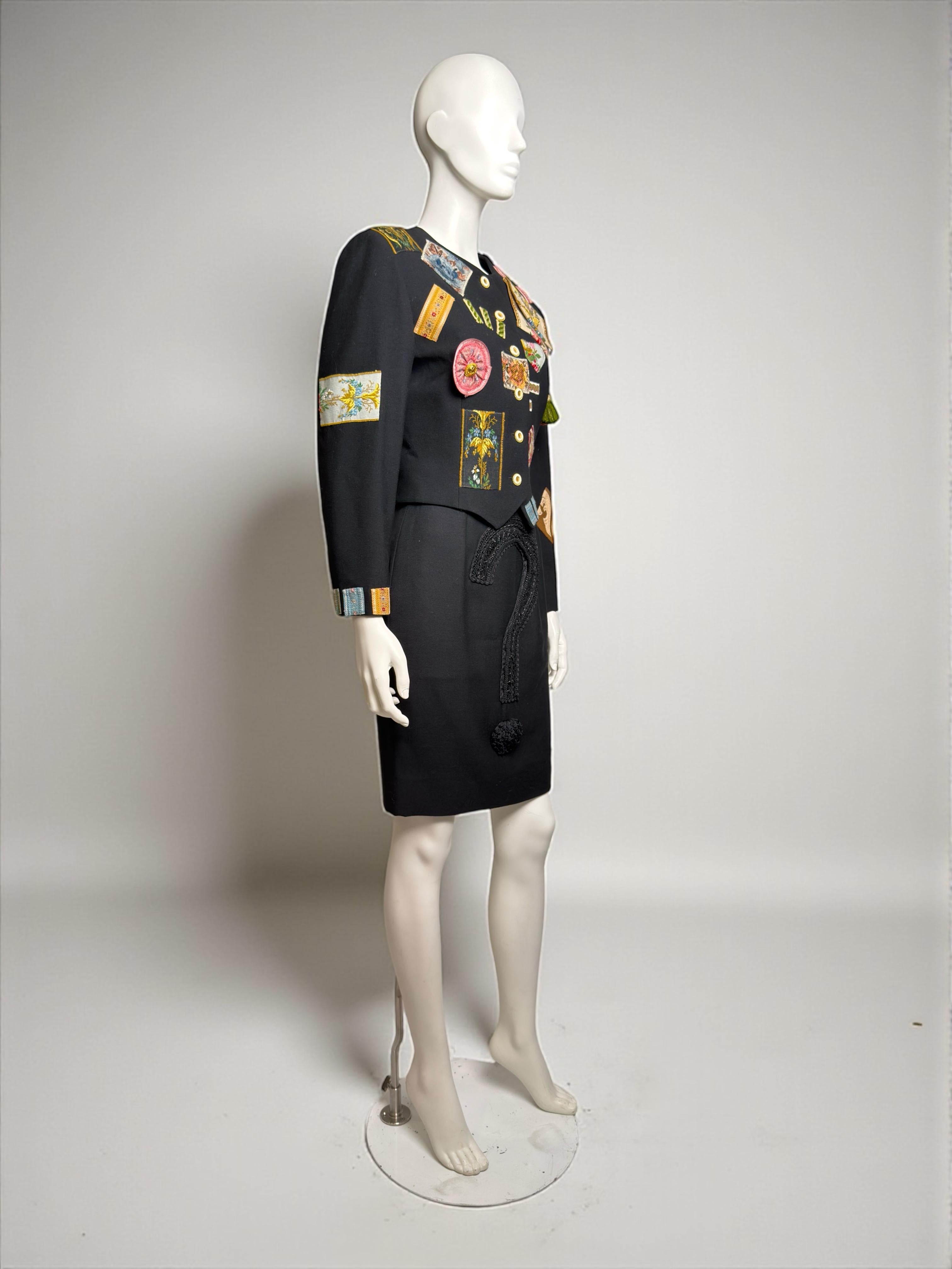 Ensemble veste à patch et jupe point d'interrogation Moschino Couture automne 1988 Bon état - En vente à Paris, FR