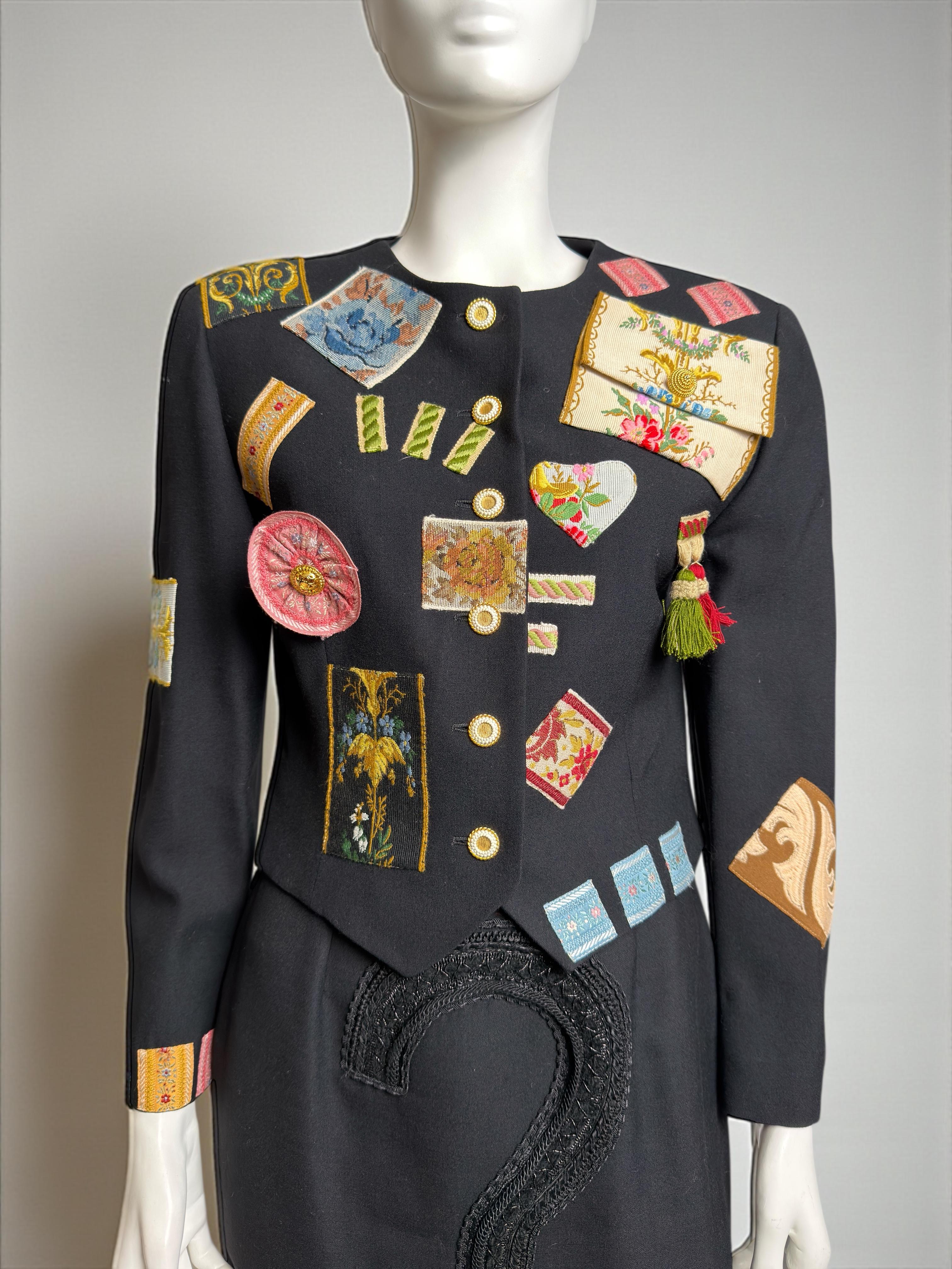 Ensemble veste à patch et jupe point d'interrogation Moschino Couture automne 1988 en vente 1