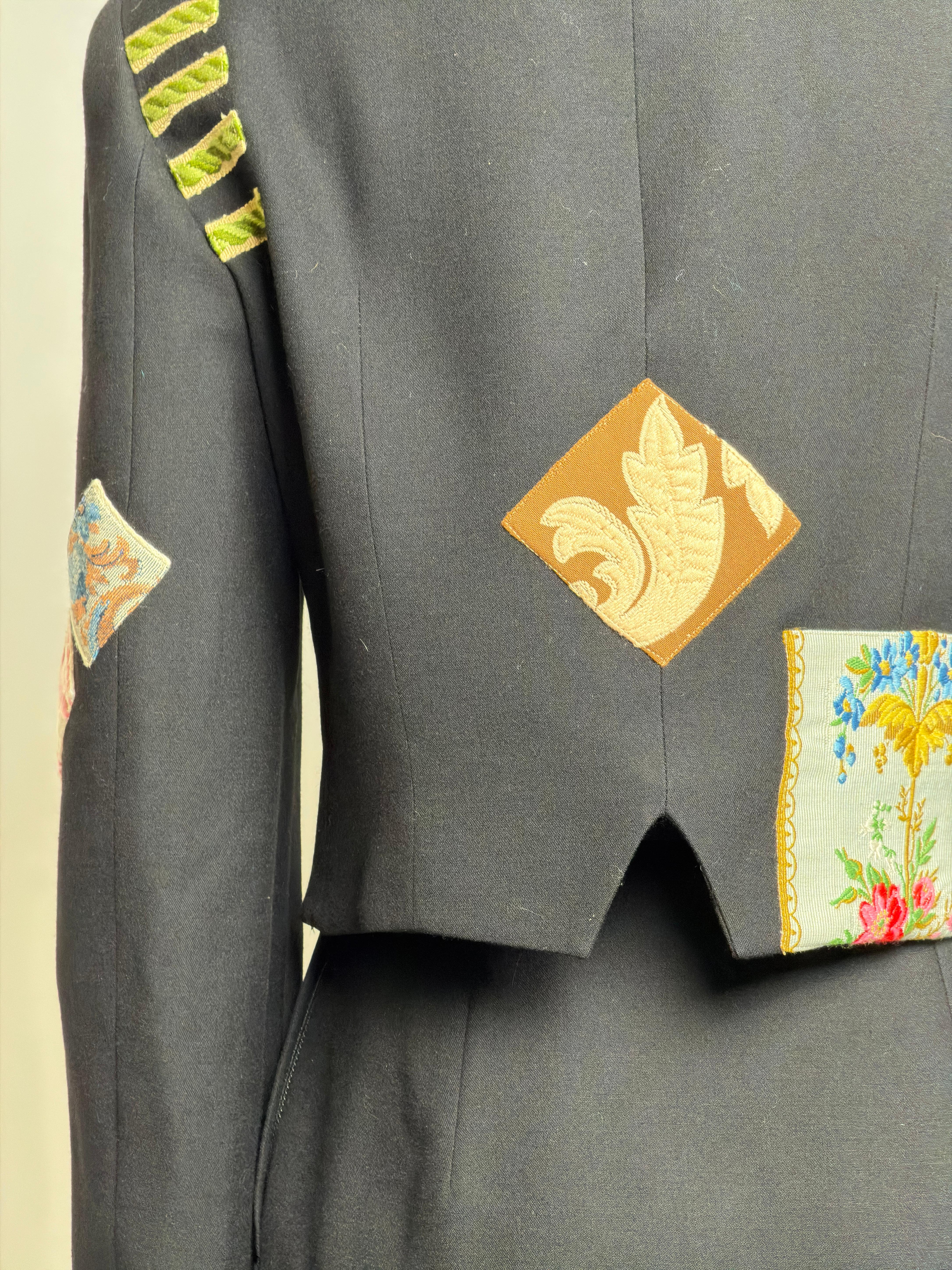 Ensemble veste à patch et jupe point d'interrogation Moschino Couture automne 1988 en vente 2