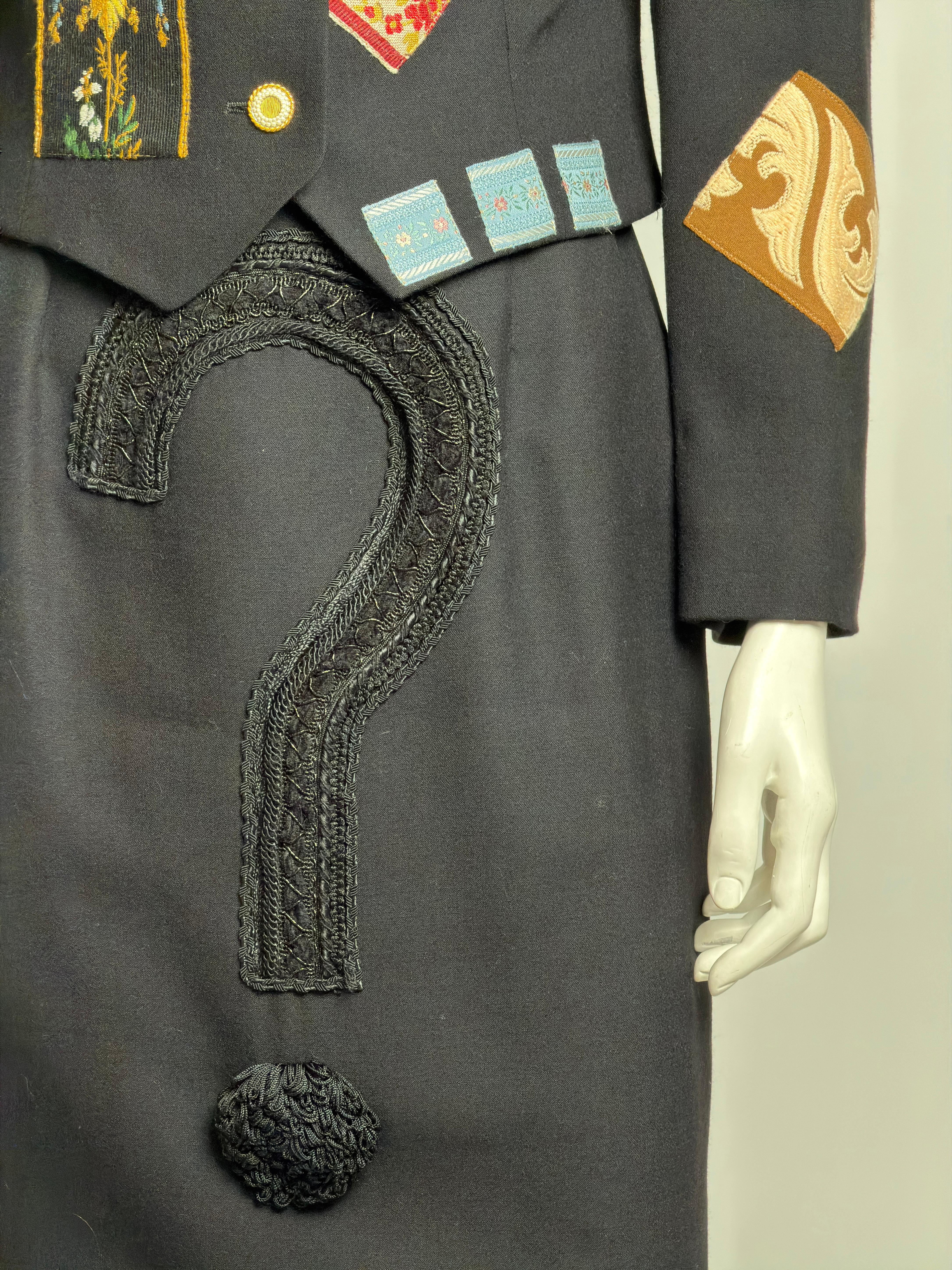 Ensemble veste à patch et jupe point d'interrogation Moschino Couture automne 1988 en vente 4