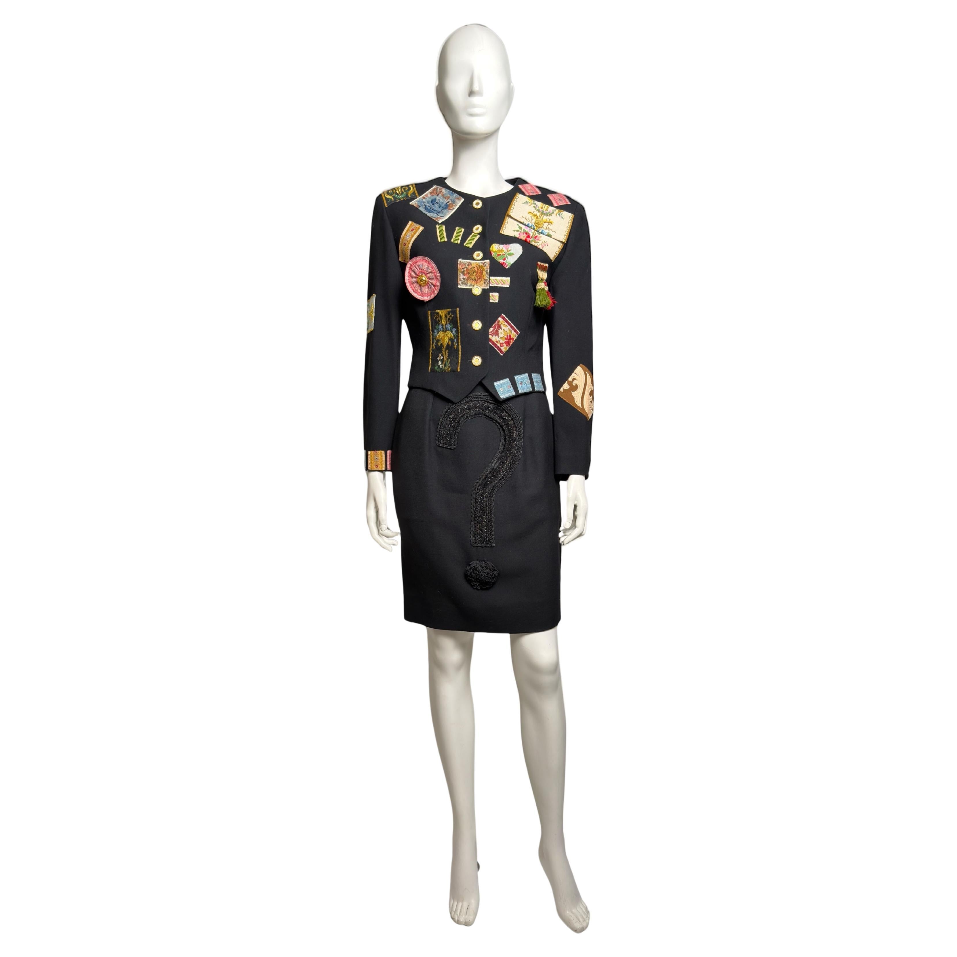 Ensemble veste à patch et jupe point d'interrogation Moschino Couture automne 1988 en vente