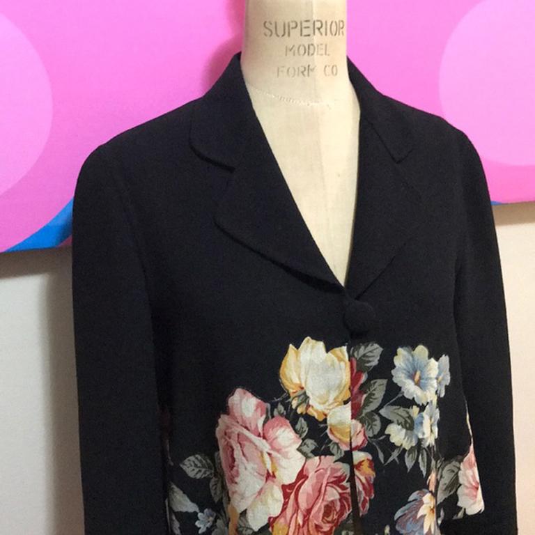 Moschino couture floral black wool swing jacket

The perfect jacket for Fall is here made of wool crepe ! Unique floral details and swing style makes this a winner! Pair with black skinny Pants or pencil skirt and boots for a finished look.