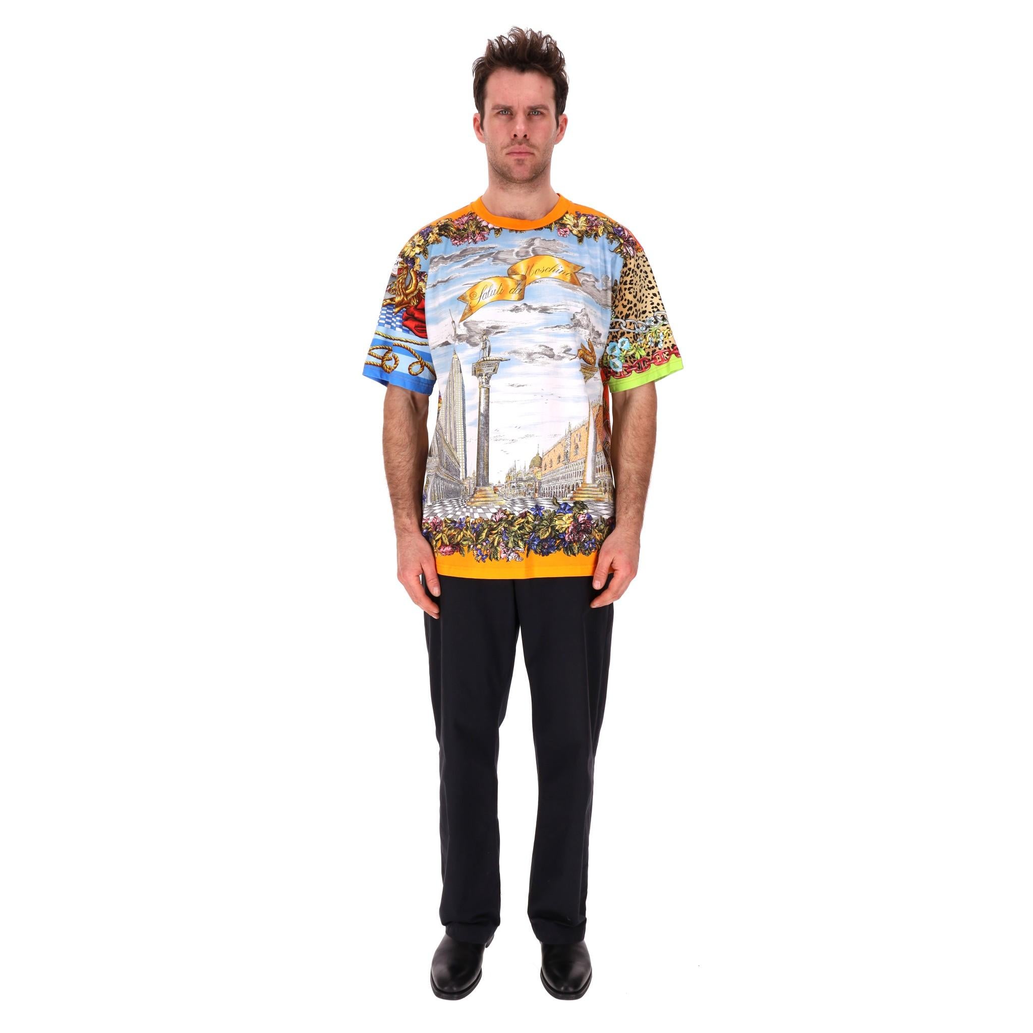 Moschino Couture T-Shirt aus Baumwolle mit Grafikdruck

Mehrfarbiges T-Shirt mit grafischen Multidruckmotiven und Venedig-Aufdruck in der Mitte.

Mit leuchtend orangefarbenen Besätzen, Rundhalsausschnitt und kurzen Ärmeln.

Preis ca. £250

Größe -