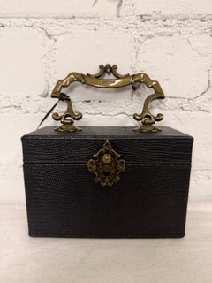 Moschino Couture, Jeremy Scott, negro, bolso tipo caja, con detalles en bronce y herrajes de estilo antiguo