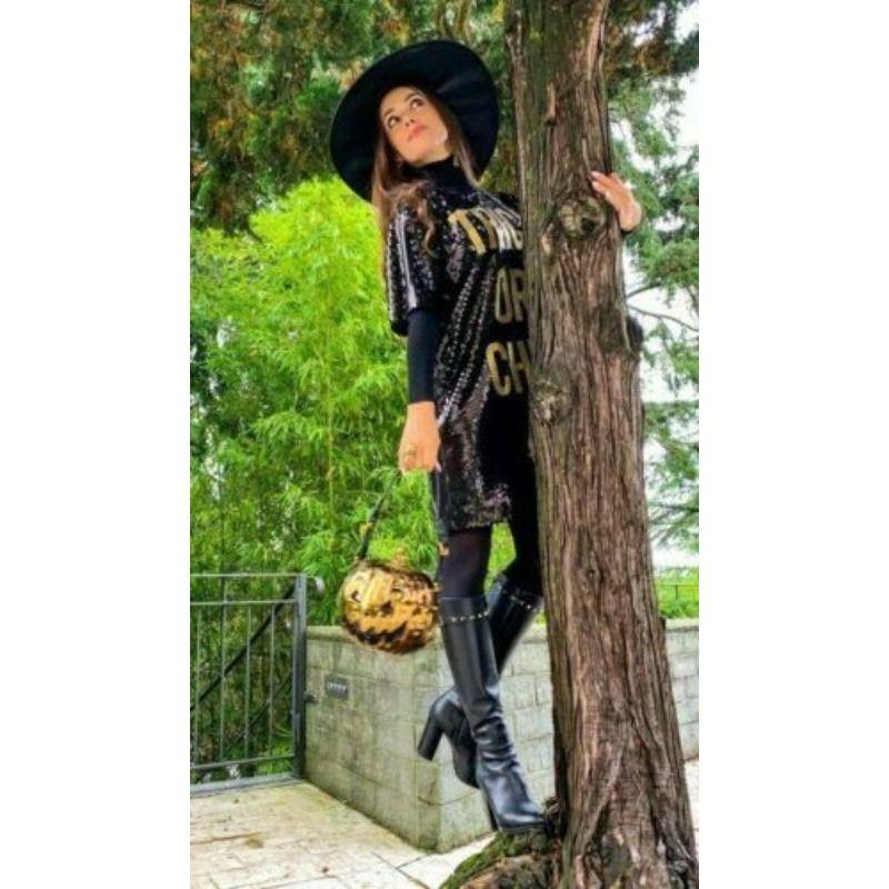 Moschino Couture Jeremy Scott Halloween Trick/Chic 4 Artikel Bundle: Taschenkleid mit Hut im Angebot 5