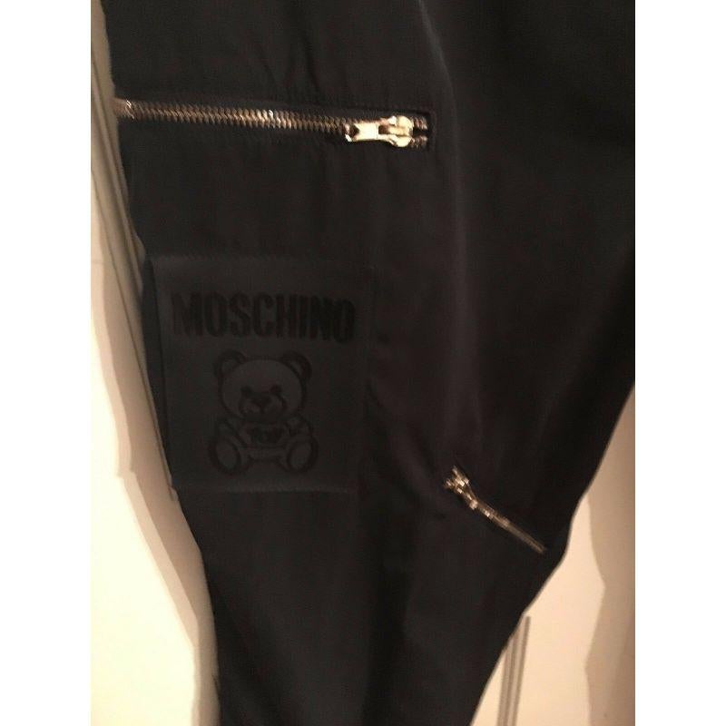 Moschino Couture - Jogger multi fermeture éclair avec écussons en caoutchouc ours « Teddy Bear » 48 IT en vente 3