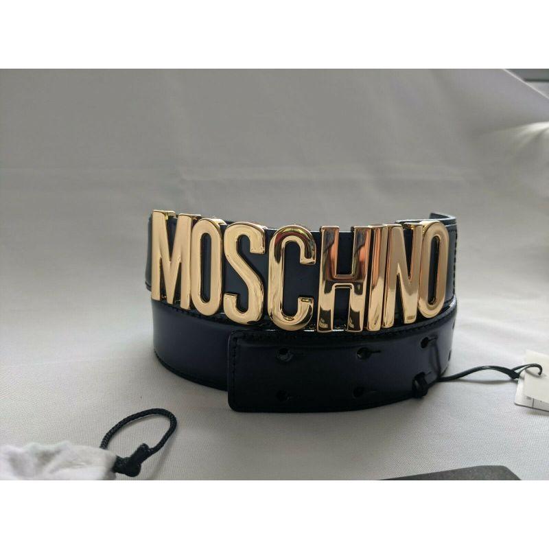 Moschino Couture Jeremy Scott Cinturón de piel negra brillante con logotipo en letras doradas en venta 5